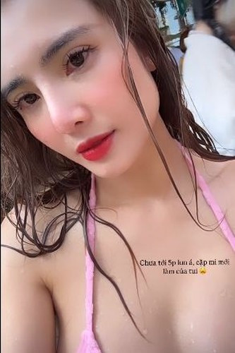 Em gái Công Vinh cũng khoe khoảnh khắc tham gia vào lễ hội té nước đầy sôi động. Cô nàng hào hứng chia sẻ: "Chưa tới 5 phút luôn á, cặp mi mới làm của tui".