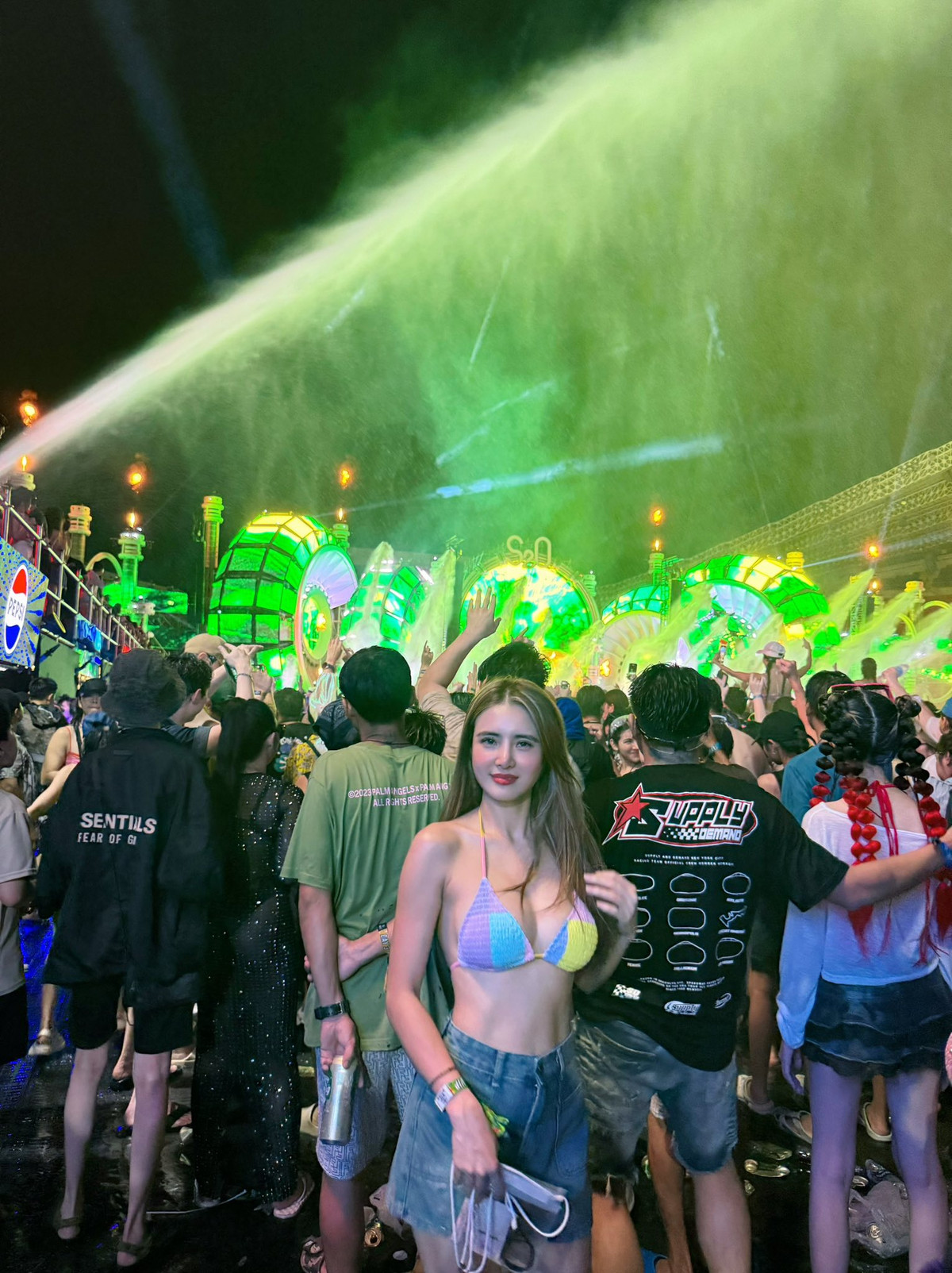 Màu tím, vàng và xanh baby được phối tinh tế, mang lại cảm giác tươi mát, trẻ trung nhưng vẫn rất gợi cảm. Chất liệu đan len thủ công tạo cảm giác boho nhẹ nhàng, cực kỳ phù hợp với tinh thần tự do, phóng khoáng của lễ hội.