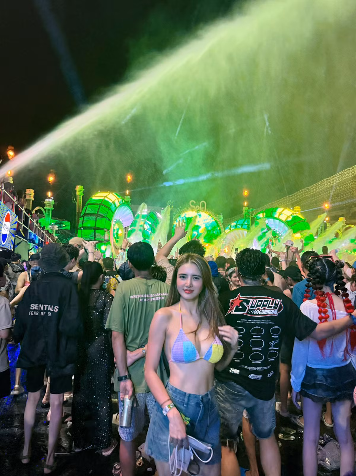 Màu tím, vàng và xanh baby được phối tinh tế, mang lại cảm giác tươi mát, trẻ trung nhưng vẫn rất gợi cảm. Chất liệu đan len thủ công tạo cảm giác boho nhẹ nhàng, cực kỳ phù hợp với tinh thần tự do, phóng khoáng của lễ hội.