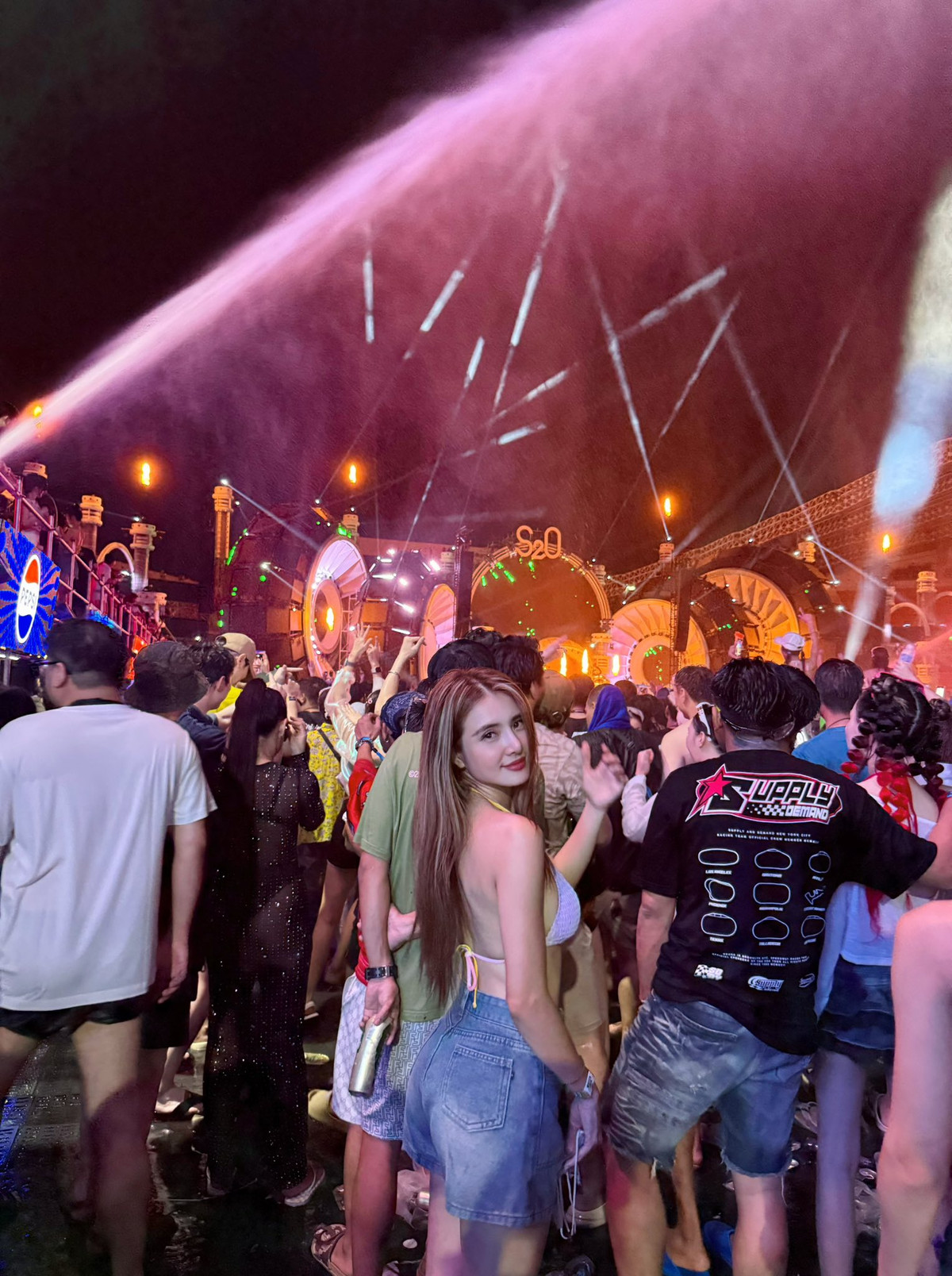 Mới đây trên trang cá nhân, Lê Khánh Chi - em gái cựu danh thủ Lê Công Vinh vừa đăng tải loạt ảnh "quẩy hết mình" với không khí âm nhạc thuộc lễ hội té nước Thái Lan, thu hút nhiều sự chú ý.