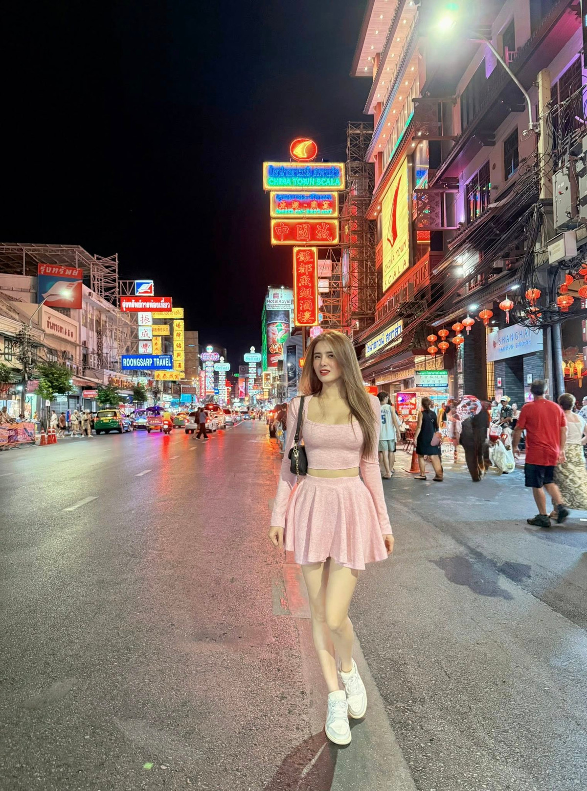 Trước đó, trong loạt ảnh ghi lại tại phố đêm Chinatown – một trong những địa điểm check-in sôi động và nhiều màu sắc nhất Bangkok, em gái Công Vinh không chỉ gây chú ý bởi ngoại hình xinh đẹp mà còn bởi cách lựa chọn trang phục tinh tế, tôn dáng và cực kỳ thời thượng.