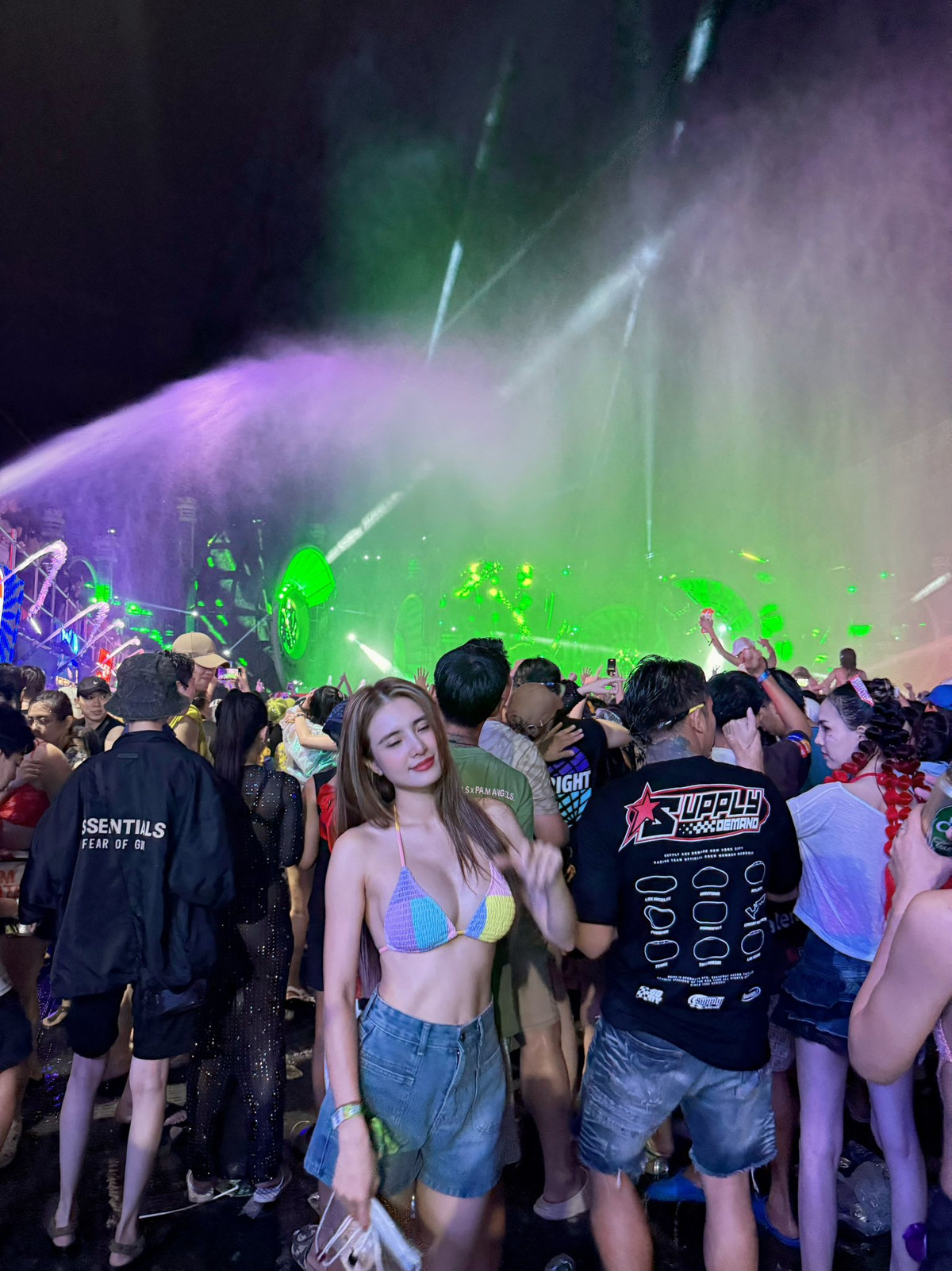 Diện bra nhiều màu sắc đầy năng động kết hợp cùng quần short jean, Khánh Chi nhanh chóng trở thành tâm điểm giữa “biển người” trong đêm hội náo nhiệt.