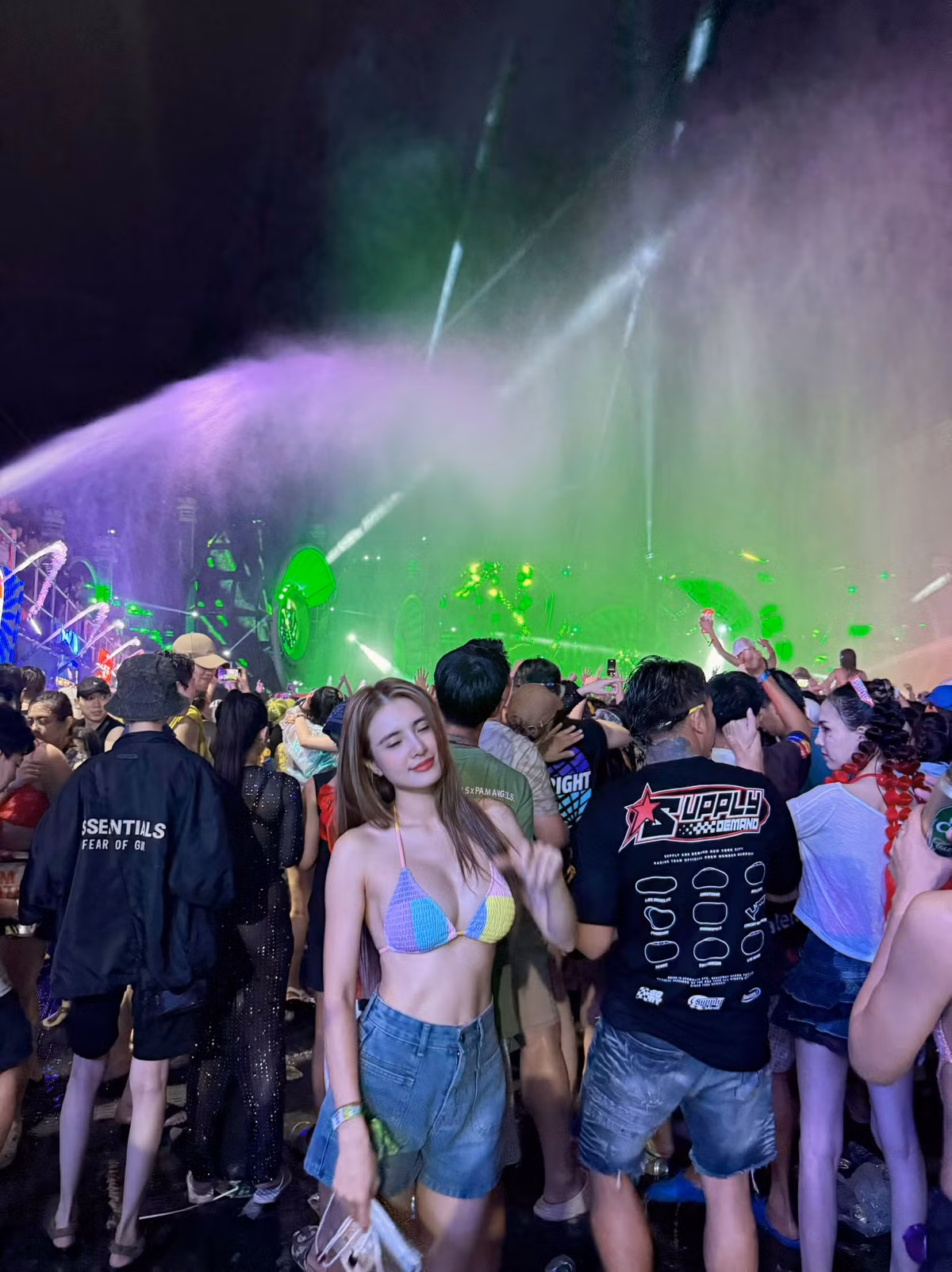 Diện bra nhiều màu sắc đầy năng động kết hợp cùng quần short jean, Khánh Chi nhanh chóng trở thành tâm điểm giữa “biển người” trong đêm hội náo nhiệt.