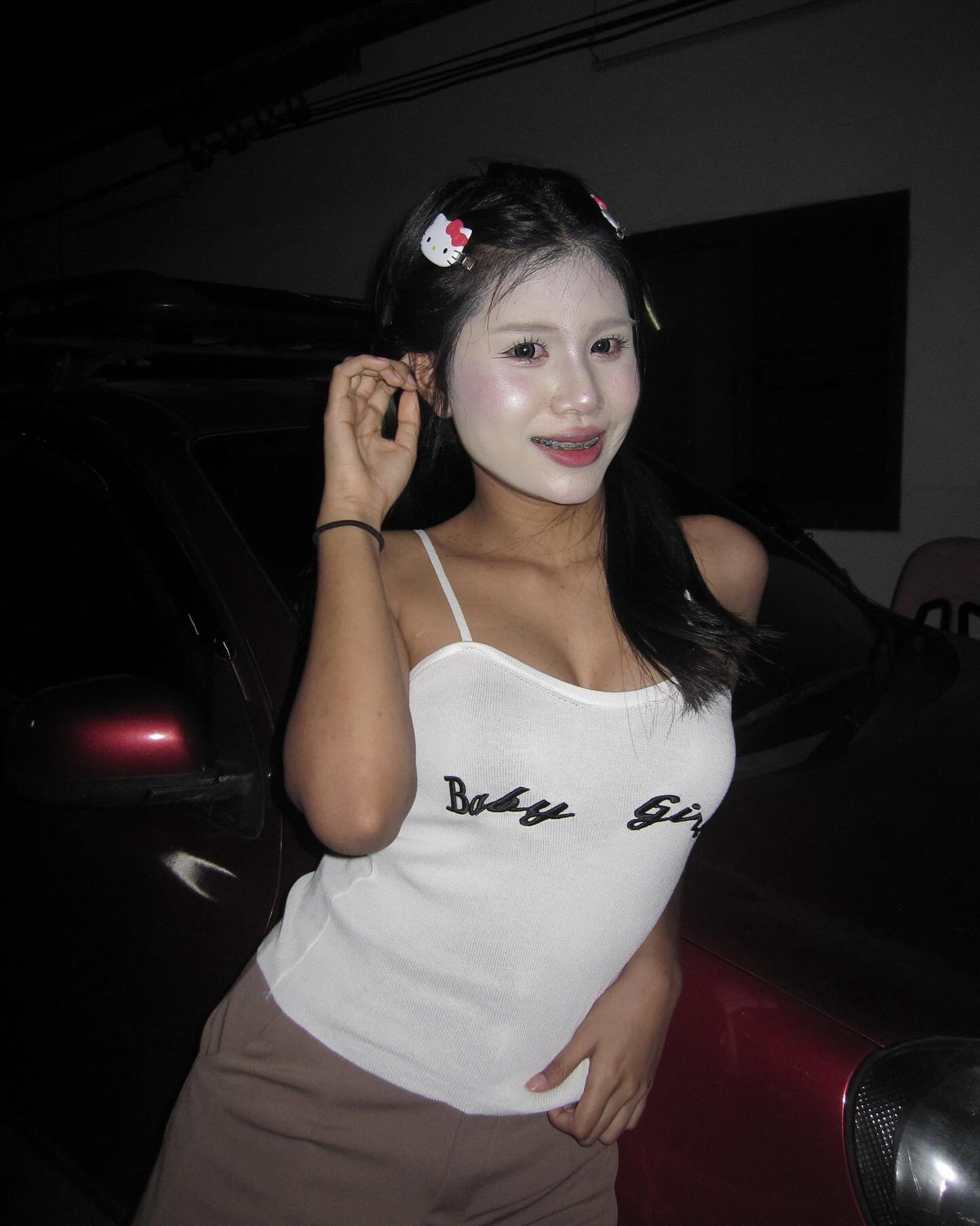 Trào lưu làm đẹp tại Thái Lan luôn nổi tiếng với sự sáng tạo "khó đoán", và mới đây, một hot girl Thái đã khiến cư dân mạng “đứng hình mất 5 giây” vì phong cách trang điểm có 1-0-2 của mình.