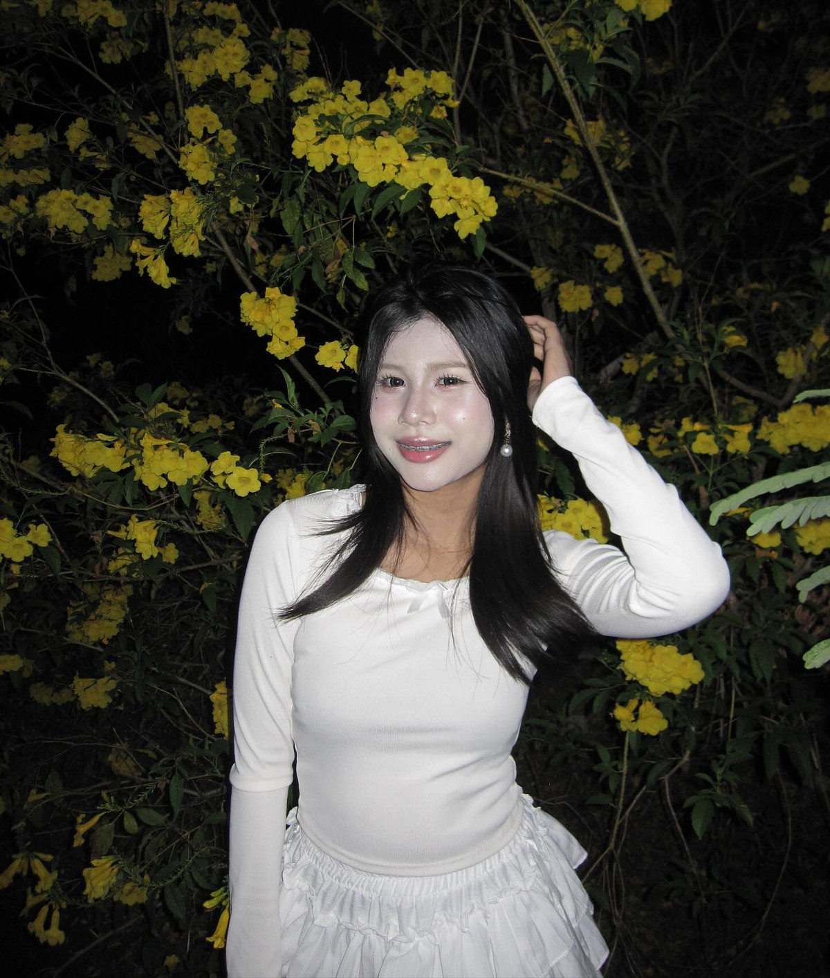 Theo dõi trang cá nhân của cô nàng có thể nhận thấy, phong cách trang điểm lệch tone này dường như được Nongjuly "cố tình" thực hiện để thu hút sự chú ý, bởi trong một số video khác, khi lựa chọn đúng tone nền, cô nàng thể hiện khả năng make-up "không phải dạng vừa".