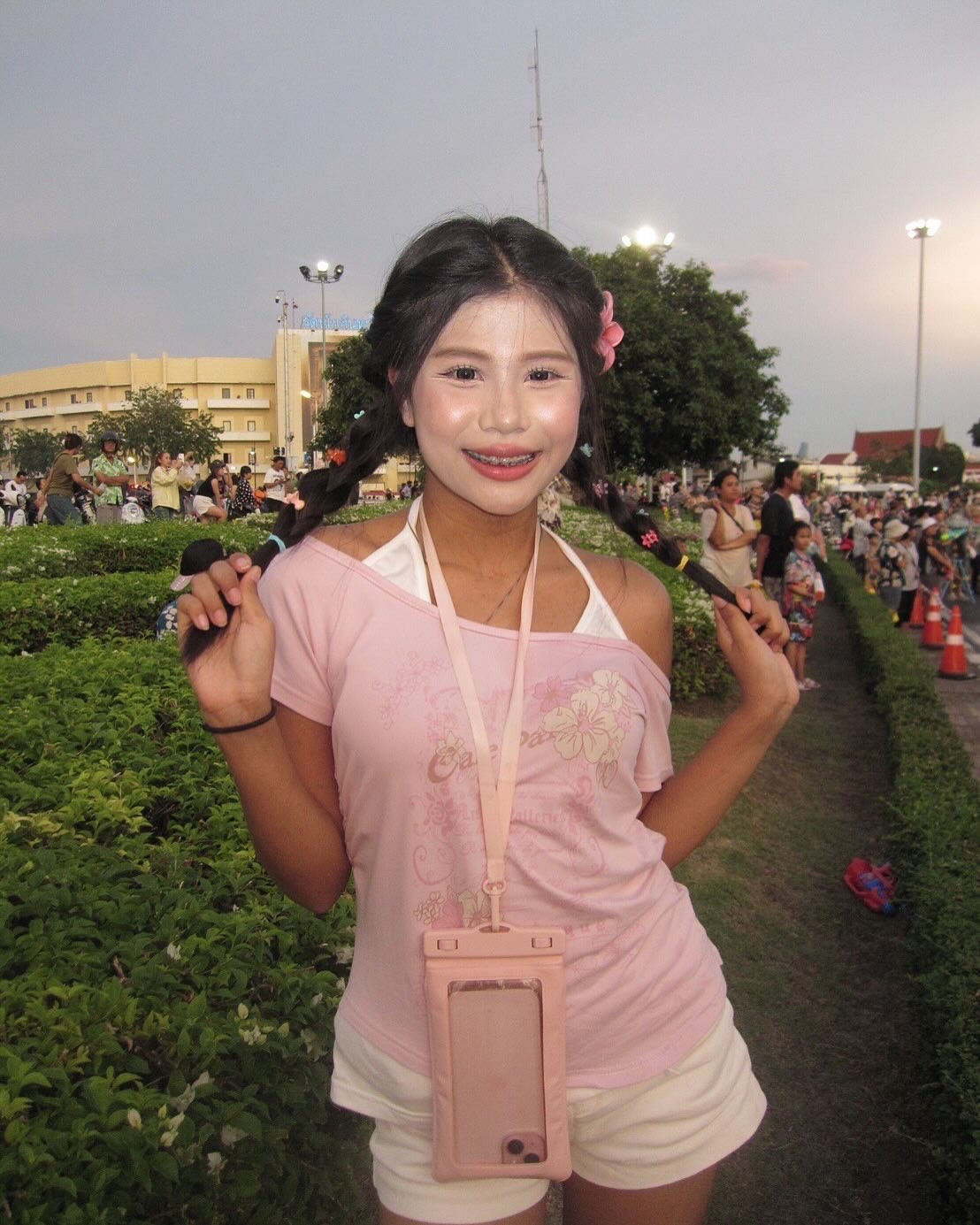 Điểm thú vị là mặc dù phong cách trang điểm khá "ngược đời", cô nàng vẫn cực kỳ tự tin tạo dáng, nở nụ cười rạng rỡ trước ống kính. Chính thái độ tự tin này cũng khiến cô nàng thu hút nhiều sự chú ý trên mạng xã hội.