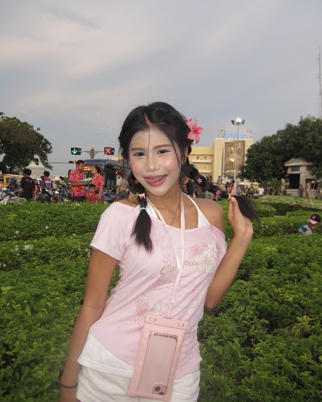 Cư dân mạng không khỏi “giật mình” trước lớp make-up này, bởi sự tương phản quá rõ rệt giữa phần mặt và phần da thật. Nhiều người hài hước bình luận rằng cô nàng “chắc dùng cả lọ phấn để đánh mặt”.