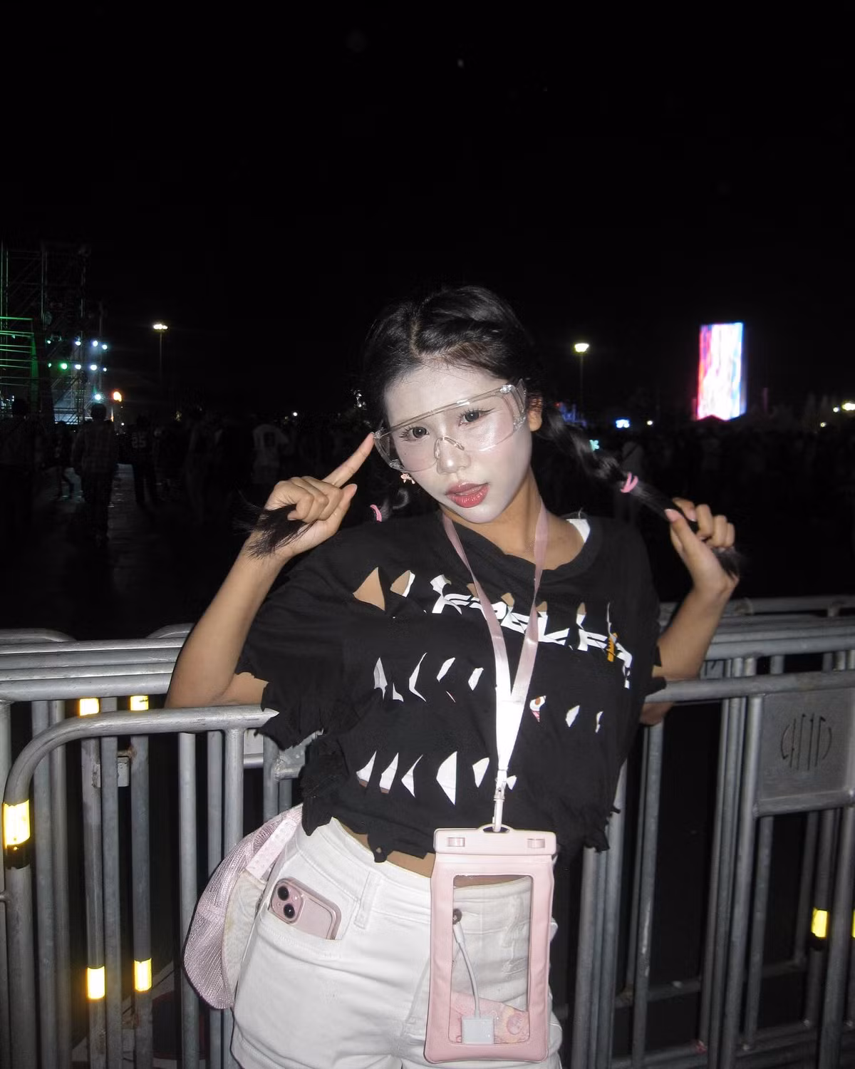 Cô nàng là tiên phong cho xu hướng của một nhóm bạn trẻ với phong cách trang điểm "đối lập" này trên mạng xã hội. Với năng lượng tích cực, Nongjuly thu hút về cho mình lượng fan đáng kể.