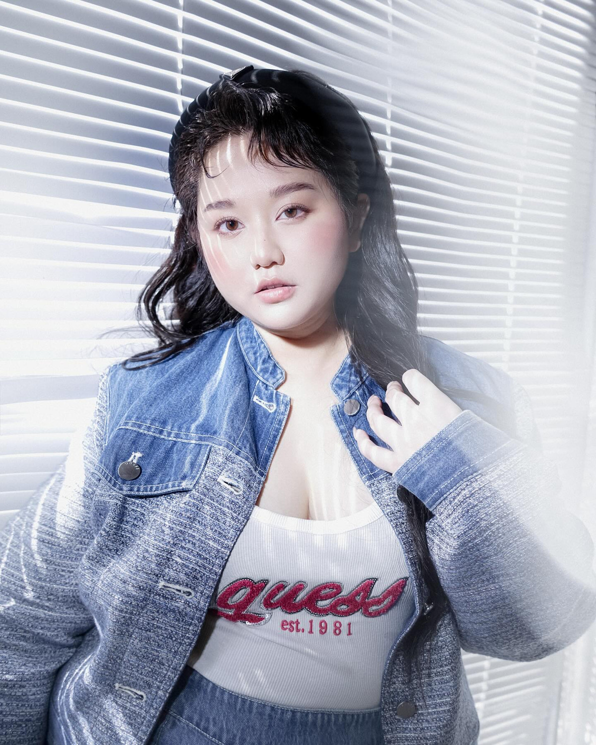 Trong bộ cánh denim cá tính phối cùng áo thun ôm sát của thương hiệu Guess, nữ diễn viên sinh năm 1998 khiến khán giả bất ngờ trước sự lột xác ngày càng táo bạo và tự tin.