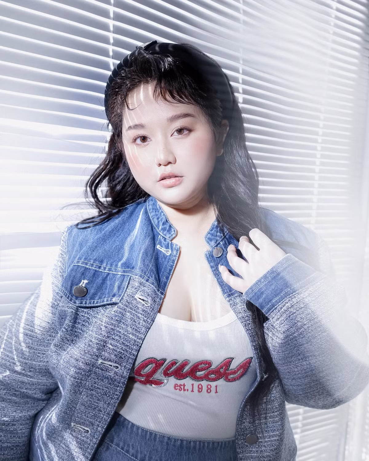 Trong bộ cánh denim cá tính phối cùng áo thun ôm sát của thương hiệu Guess, nữ diễn viên sinh năm 1998 khiến khán giả bất ngờ trước sự lột xác ngày càng táo bạo và tự tin.