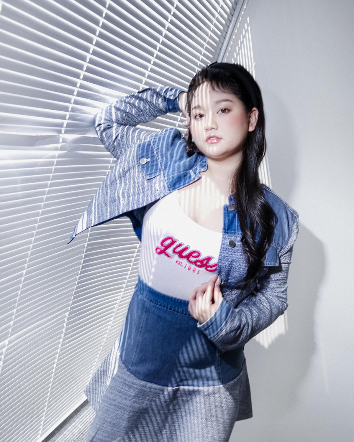 Chân váy denim lưng cao tạo hiệu ứng kéo dài đôi chân, giúp cân đối vóc dáng, đồng thời mang đến vẻ nữ tính cổ điển. Trong khi đó, áo khoác jean được buông hờ hoặc khép hờ, gợi cảm giác “vô tình mà có chủ ý” – một cách thể hiện sự quyến rũ hiện đại, không cần phô trương. Phụ kiện tối giản, kiểu tóc buông nhẹ tự nhiên, ánh sáng đổ bóng từ rèm cửa tạo cảm giác điện ảnh... Tất cả góp phần hoàn thiện một Trúc Anh rất khác so với trước đây.