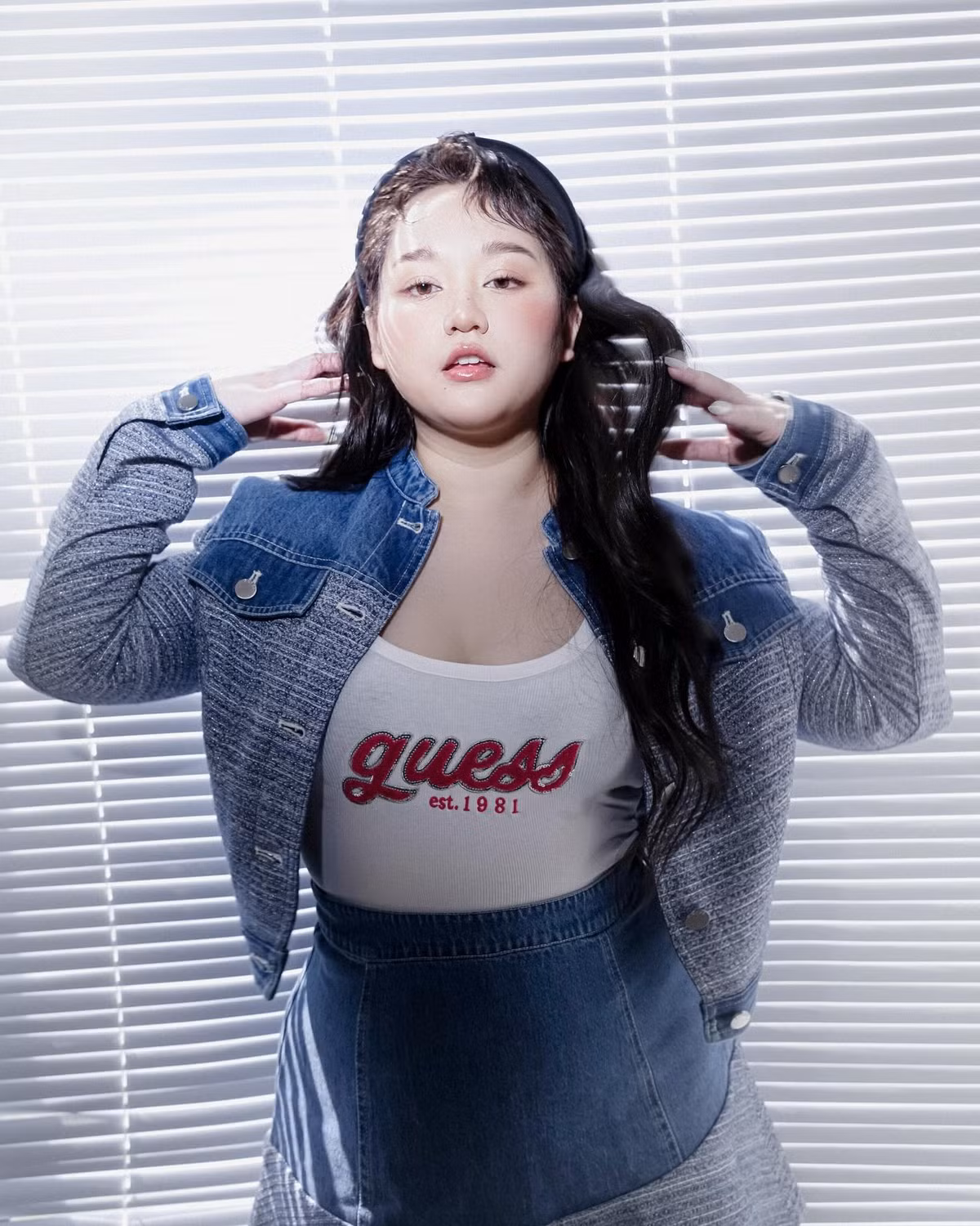 Sau thời gian dài vắng bóng, nữ diễn viên Trúc Anh – từng ghi dấu ấn với vai Hà Lan trong phim “Mắt Biếc” – vừa trở lại mạng xã hội với loạt ảnh mới đầy gợi cảm và tự tin. Trong bộ trang phục denim cá tính kết hợp cùng áo thun ôm sát, Trúc Anh khoe vóc dáng tròn trịa và thần thái rạng rỡ, khẳng định sự thay đổi tích cực trong hình ảnh cá nhân.