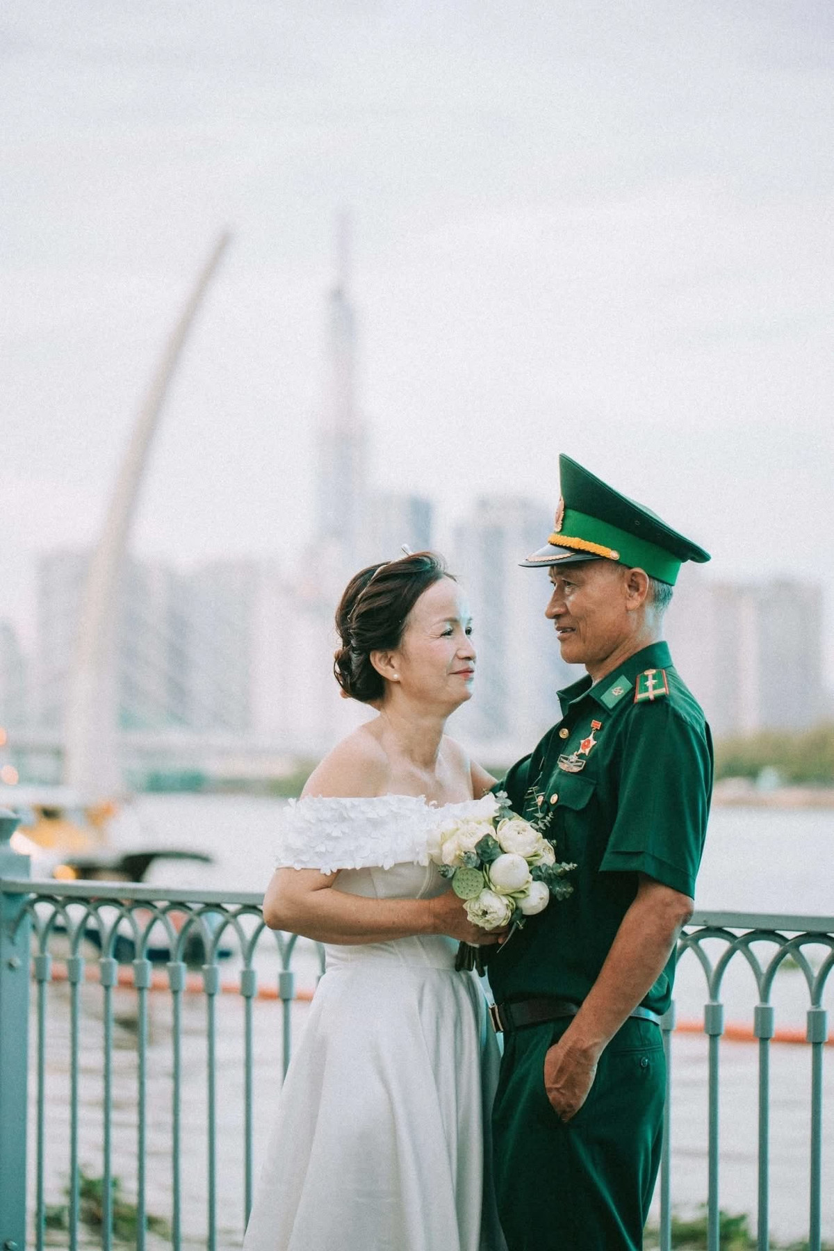 Ngày 22/4, vợ chồng ông Liêm ngồi xe hơn 1 tiếng đồng hồ từ Long An đến TPHCM. Chiều cùng ngày, đôi vợ chồng có mặt tại bến Bạch Đằng với dáng vẻ chỉn chu, tinh thần phấn khởi, cùng con gái thực hiện bộ ảnh. (Ảnh: Pegasus Studio)