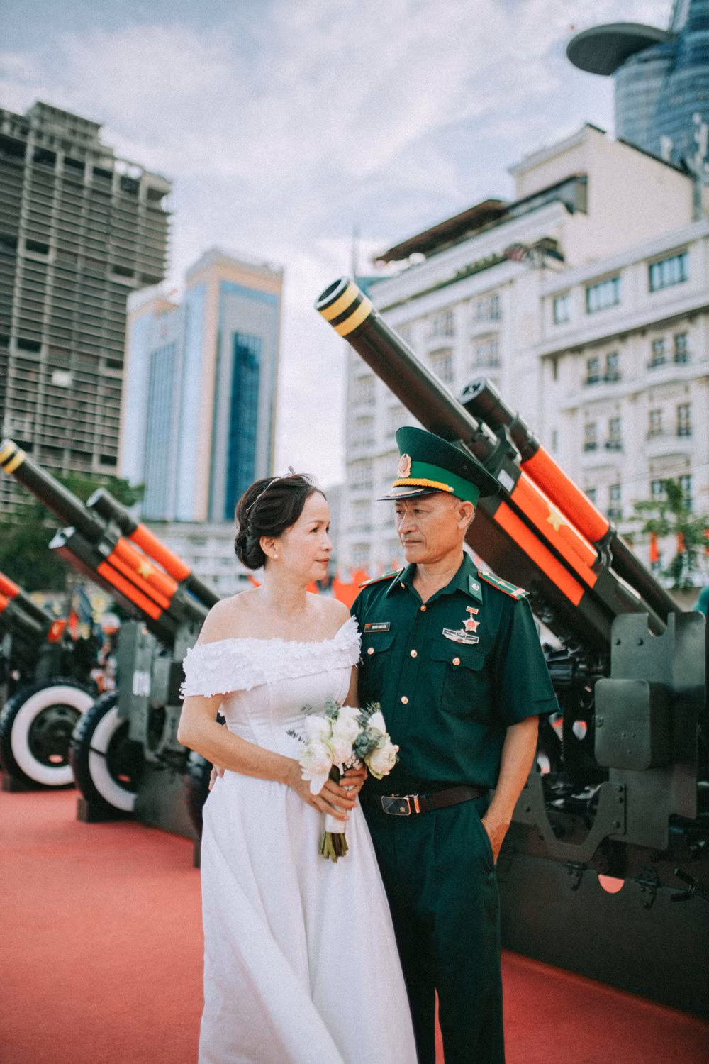 Mỗi khoảnh khắc được ghi lại đều mang sức nặng cảm xúc. Từ cử chỉ nắm tay dịu dàng, ánh mắt cười tít khi nhìn nhau cho đến những cái ôm ấm áp - tất cả như một bản tình ca ngọt ngào, nhẹ nhàng mà sâu lắng, gợi nhớ những ký ức thanh xuân tươi đẹp. (Ảnh: Pegasus Studio)