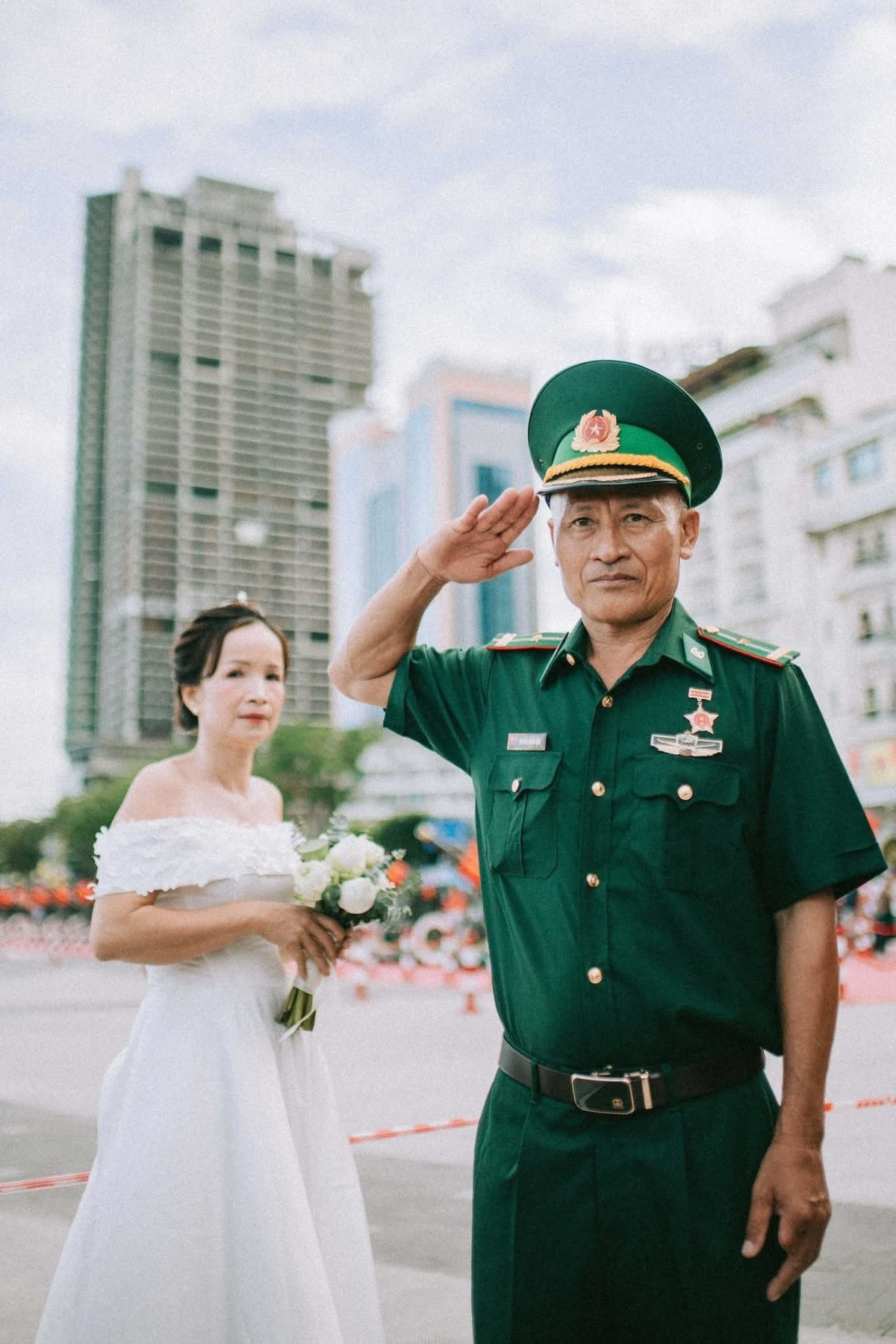Ông Liêm đã có 35 năm phục vụ trong quân ngũ, khoảnh khắc khoác lên mình bộ quân phục, sánh vai bên hậu phương vững chắc của cặp vợ chồng khiến nhiều người vô cùng xúc động. (Ảnh: Pegasus Studio)