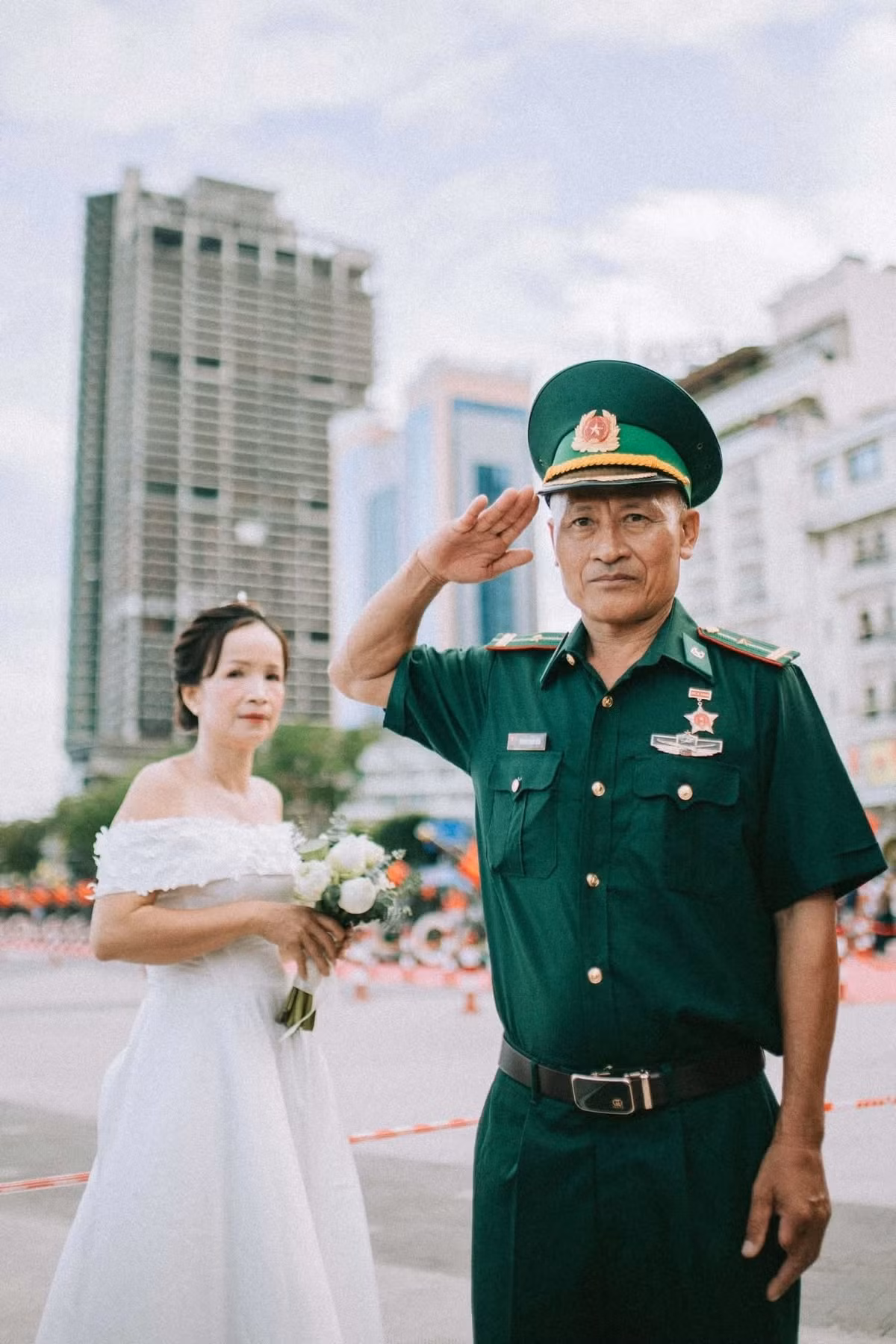 Ông Liêm đã có 35 năm phục vụ trong quân ngũ, khoảnh khắc khoác lên mình bộ quân phục, sánh vai bên hậu phương vững chắc của cặp vợ chồng khiến nhiều người vô cùng xúc động. (Ảnh: Pegasus Studio)