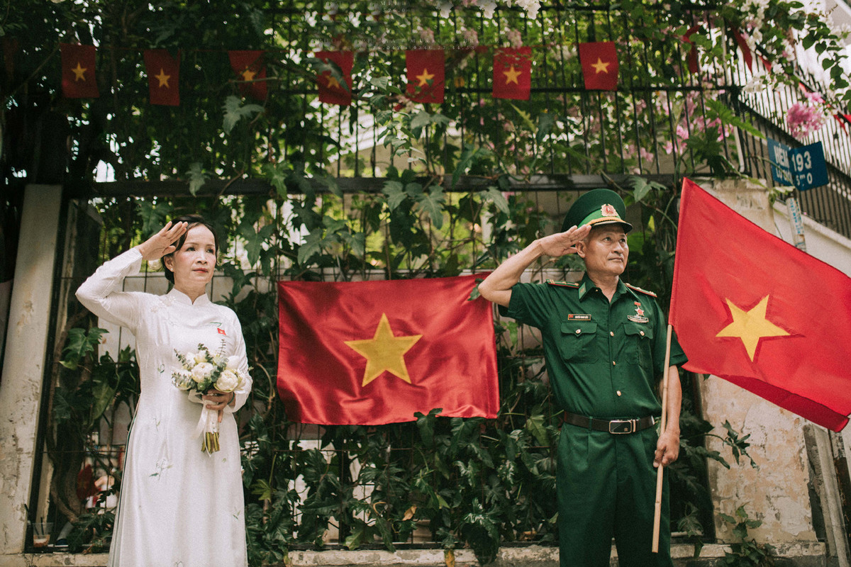 0Vợ chồng ông Liêm hạnh phúc khi được hòa chung vào không khí hào hùng của dân tộc mừng đại lễ 30/4. (Ảnh: Pegasus Studio)