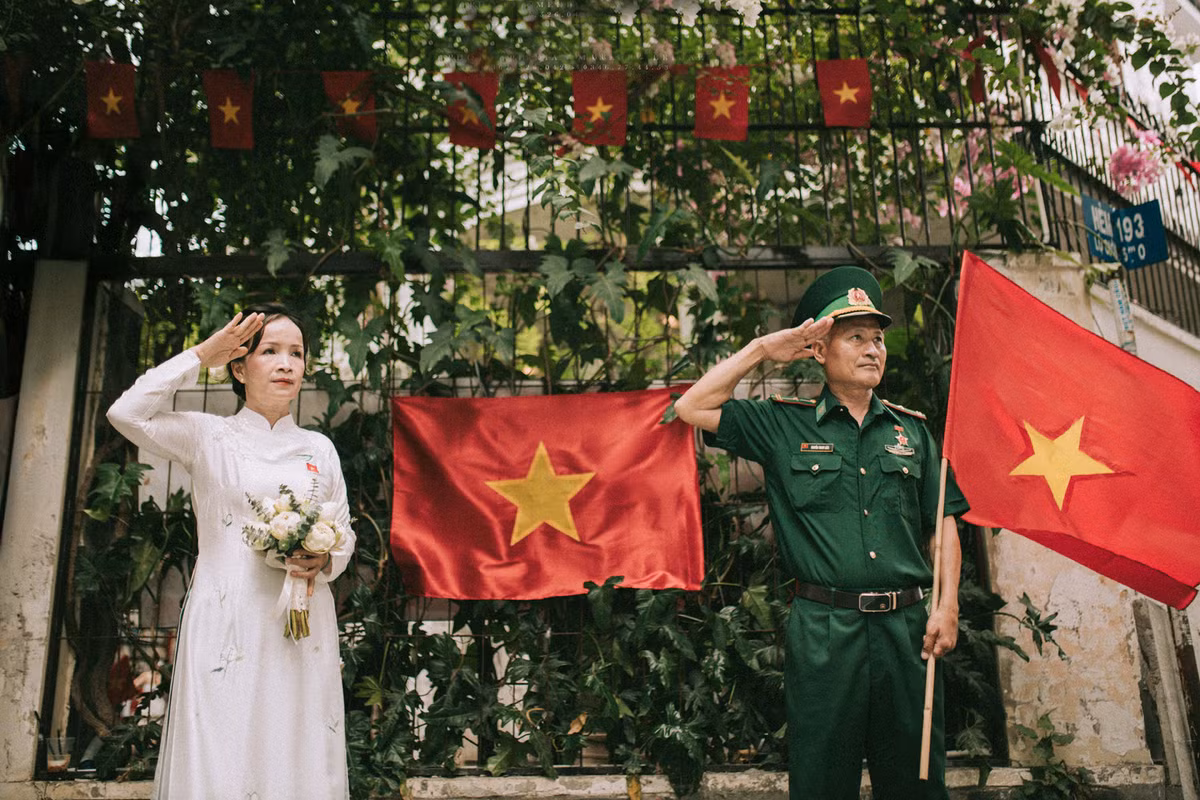 0Vợ chồng ông Liêm hạnh phúc khi được hòa chung vào không khí hào hùng của dân tộc mừng đại lễ 30/4. (Ảnh: Pegasus Studio)
