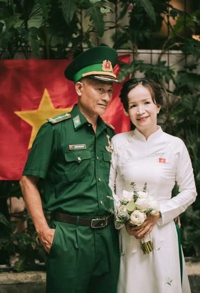 Không cần váy cưới lộng lẫy hay sân khấu lấp lánh, chỉ cần một cái nắm tay, một ánh nhìn trìu mến giữa khung cảnh trời xanh, gió nhẹ của Bến Bạch Đằng cũng đủ tạo nên một câu chuyện tình đẹp như cổ tích giữa đời thường. (Ảnh: Pegasus Studio)