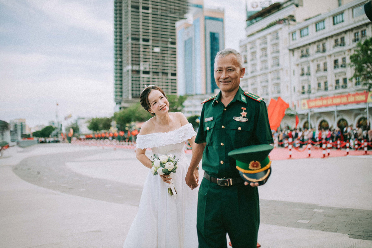 Cụ ông và cụ bà đã về chung nhà được 33 năm. Trong chiếc váy trắng lộng lẫy và bộ quân phục, vợ chồng ông Liêm một lần nữa trở thành cô dâu, chú rể đẹp nhất trong mắt nhau. (Ảnh: Pegasus Studio)