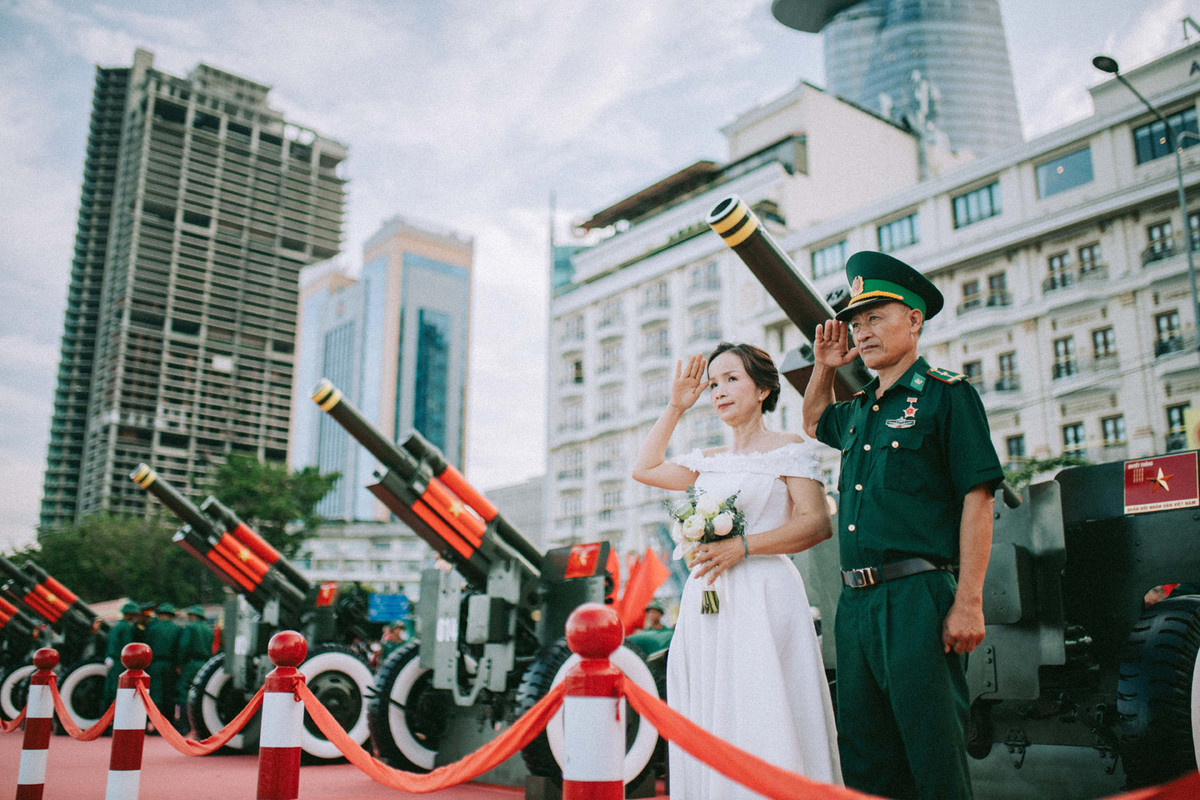 Trong những bộ trang phục giản dị, nụ cười hạnh phúc và ánh mắt ngập tràn yêu thương mà họ dành cho nhau khiến người xem cảm nhận được: tình yêu đích thực không bị bào mòn bởi thời gian, mà ngày càng bền chặt, thấm đẫm sự thấu hiểu và đồng hành. (Ảnh: Pegasus Studio)