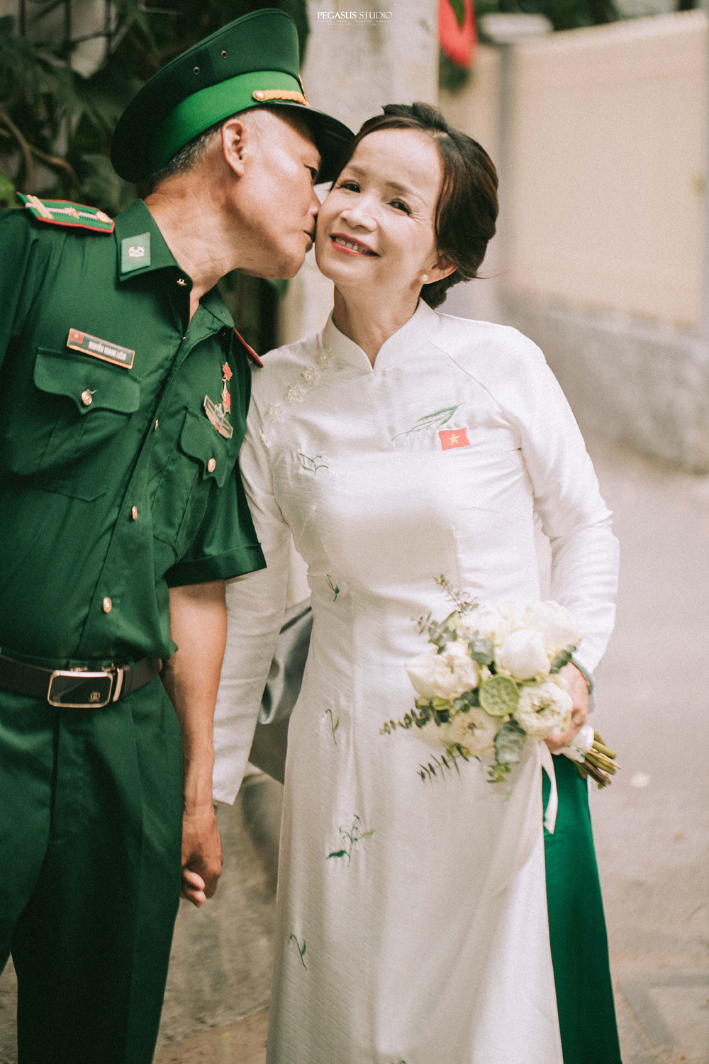 Công viên bến Bạch Đằng (quận 1, TPHCM) với dàn đại bác chuẩn bị cho đại lễ 30/4 là địa điểm thu hút nhiều người đến check-in. Bên cạnh đó, nhiều cặp đôi cũng đã lựa chọn nơi đây làm địa điểm chụp ảnh cưới, ghi lại những khoảnh khắc tình cảm. Trong đó có một cặp đôi vô cùng đặc biệt, đó là vợ chồng ông Nguyễn Thanh Liêm (SN 1969) và bà Phạm Thị Lệ Tâm (SN 1973). (Ảnh: Pegasus Studio)