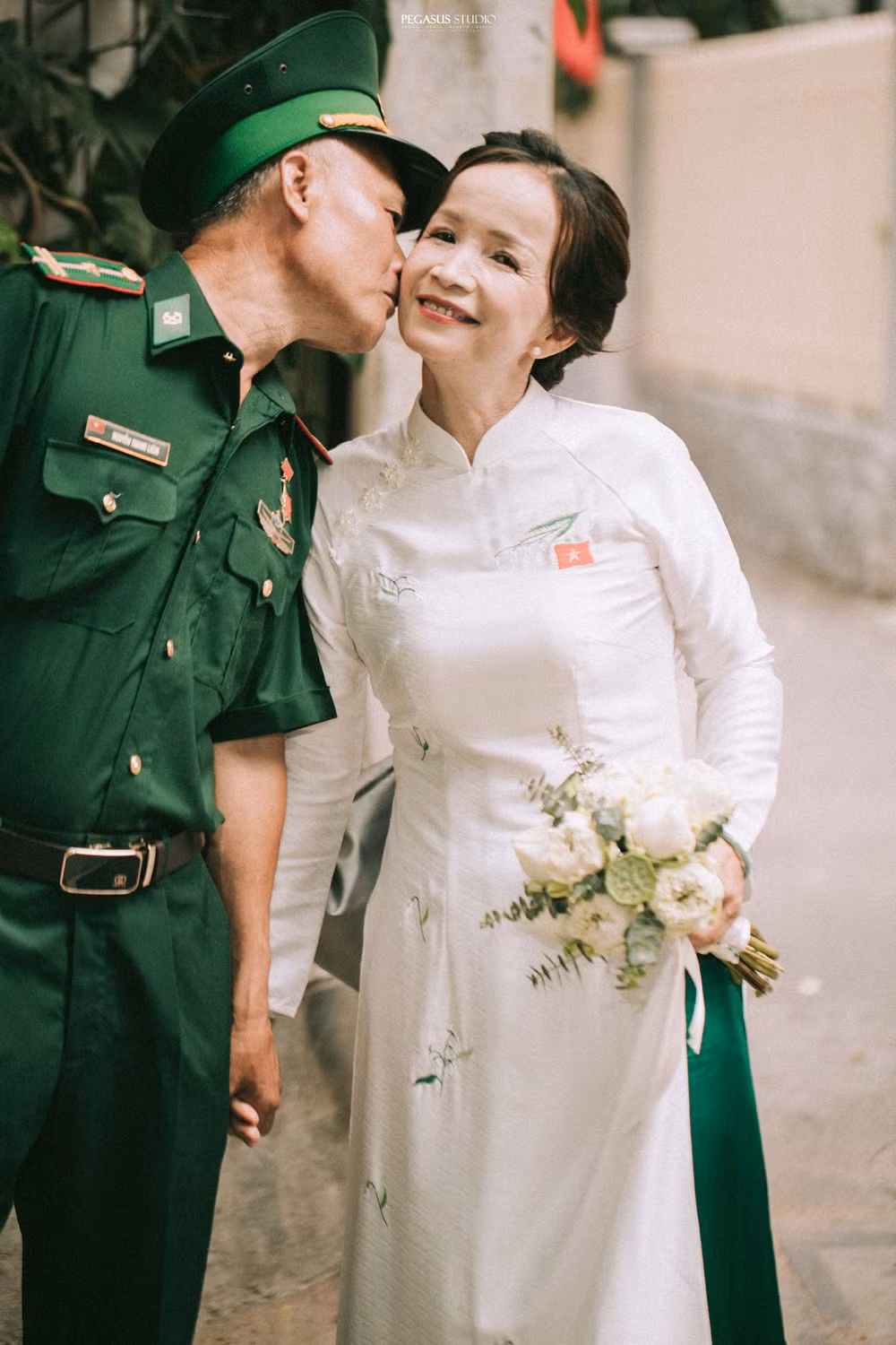 Công viên bến Bạch Đằng (quận 1, TPHCM) với dàn đại bác chuẩn bị cho đại lễ 30/4 là địa điểm thu hút nhiều người đến check-in. Bên cạnh đó, nhiều cặp đôi cũng đã lựa chọn nơi đây làm địa điểm chụp ảnh cưới, ghi lại những khoảnh khắc tình cảm. Trong đó có một cặp đôi vô cùng đặc biệt, đó là vợ chồng ông Nguyễn Thanh Liêm (SN 1969) và bà Phạm Thị Lệ Tâm (SN 1973). (Ảnh: Pegasus Studio)