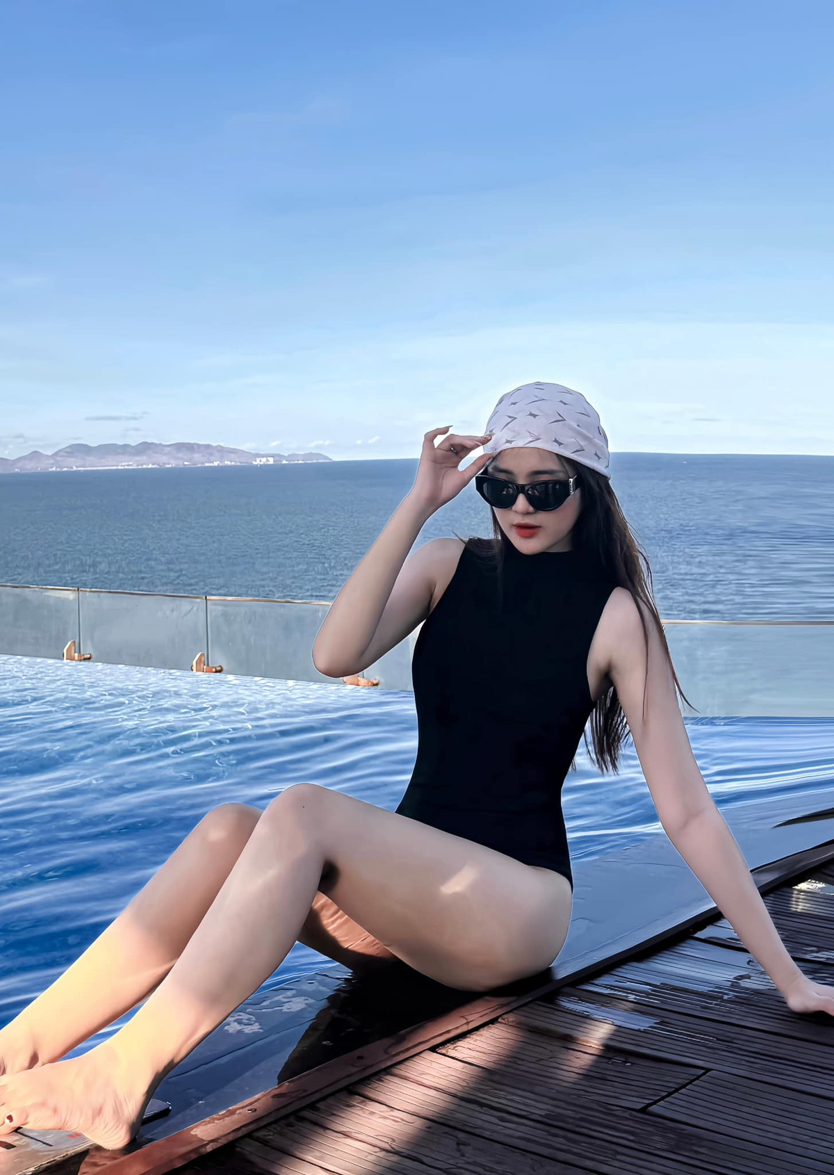 Mai Hoa có gương mặt xinh xắn, vóc dáng thon gọn. Cô nàng ưa chuộng phong cách khỏe khoắn, gợi cảm với áo hai dây, cúp ngực phối với quần jeans.