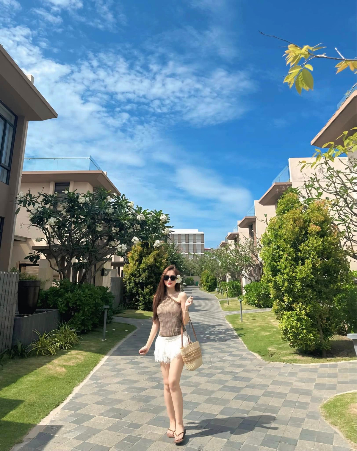 Dưới bài đăng, bạn bè và người thân không ngớt lời khen ngợi: "Dễ thương quá Hoa ơi"; "Dì Hoa quá đỉnh"; "Chị này xứng đáng nhận điểm 0 nè. 0 điểm chê".