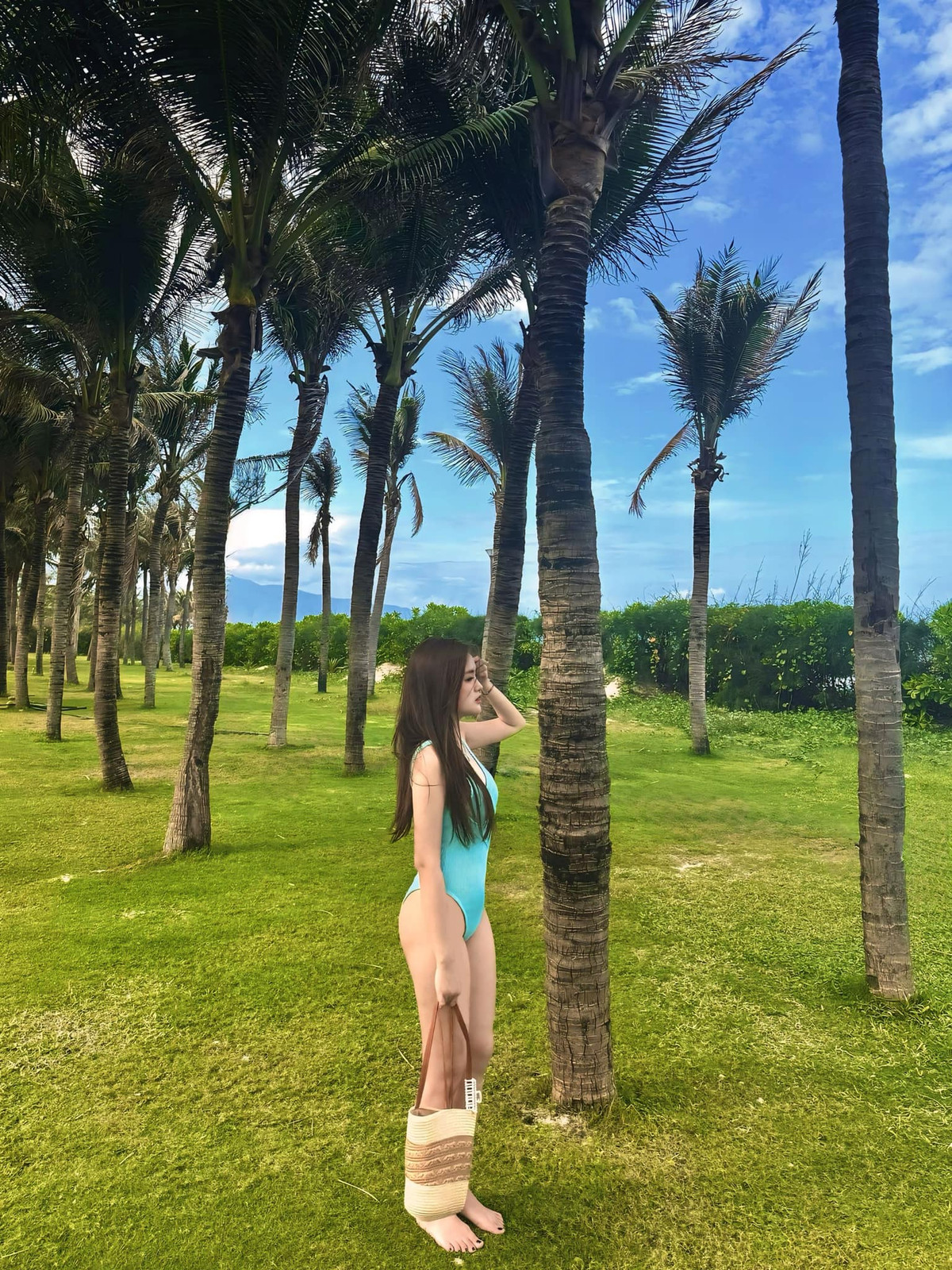 Màu sắc xanh ôm sát cơ thể tạo hiệu ứng thị giác, giúp người nhìn cảm nhận được sự hòa quyện giữa vẻ đẹp tự nhiên của cô nàng và không gian mùa hè rực rỡ.