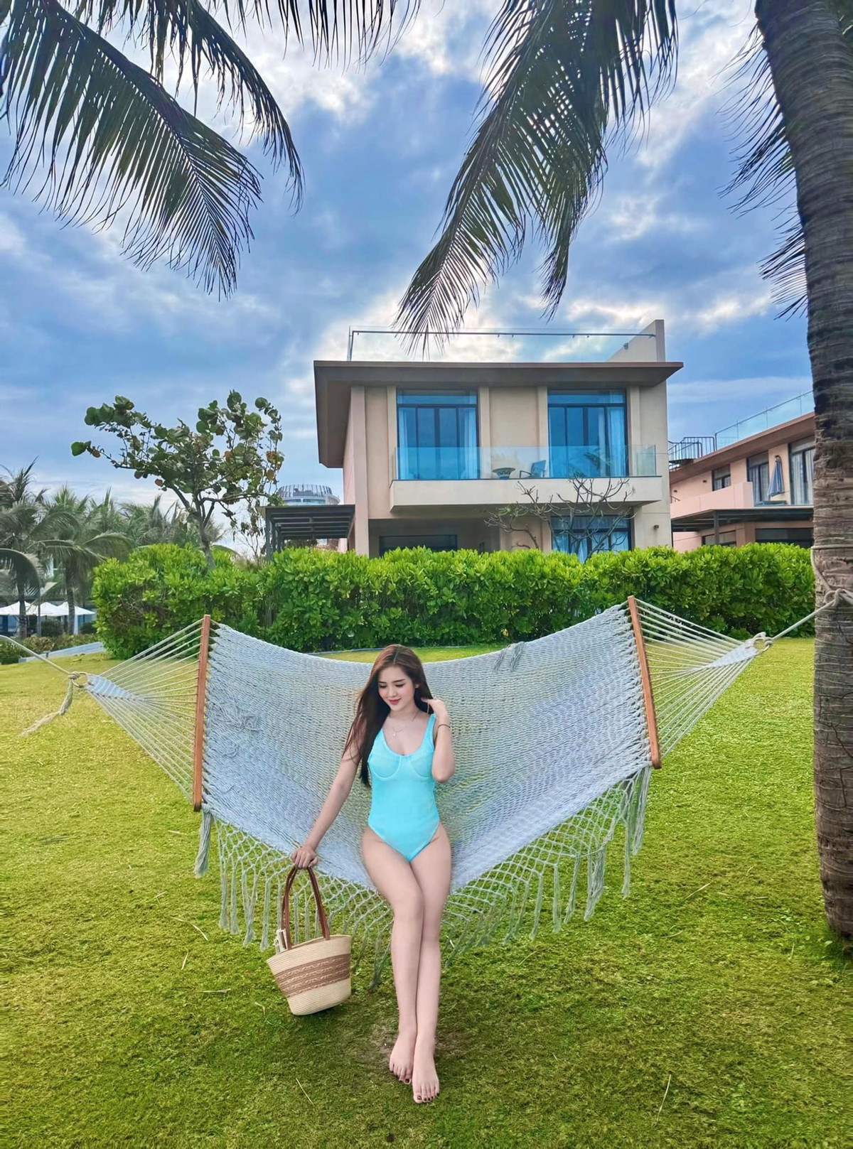 Trong bộ bikini một mảnh màu xanh ôm sát, khoe trọn vóc dáng thon gọn và làn da trắng mịn, Mai Hoa khiến mọi ánh nhìn đều đổ dồn về phía mình.