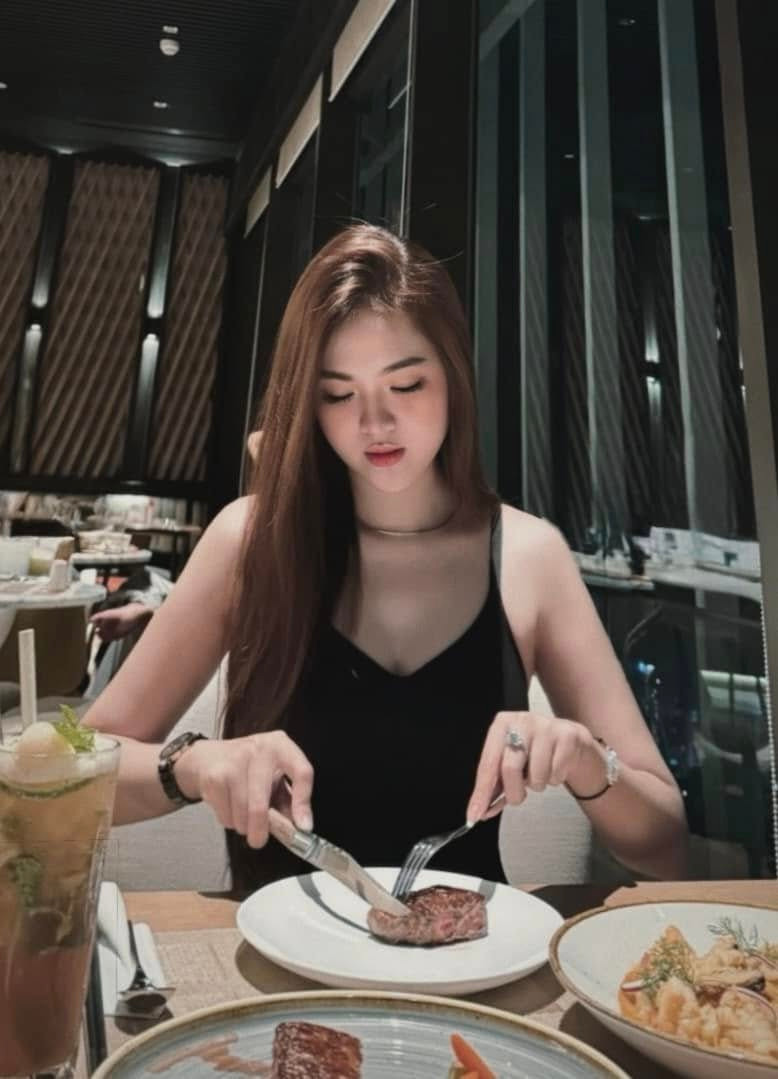 Cô thường xuyên xuất hiện trên trang cá nhân với những hình ảnh check-in sang chảnh .Khi có thời gian rảnh rồi, nàng WAG cũng thường xuyên bay ra Hà Nội để “tiếp lửa” cho bạn trai thi đấu trong màu áo của PVF-CAND.