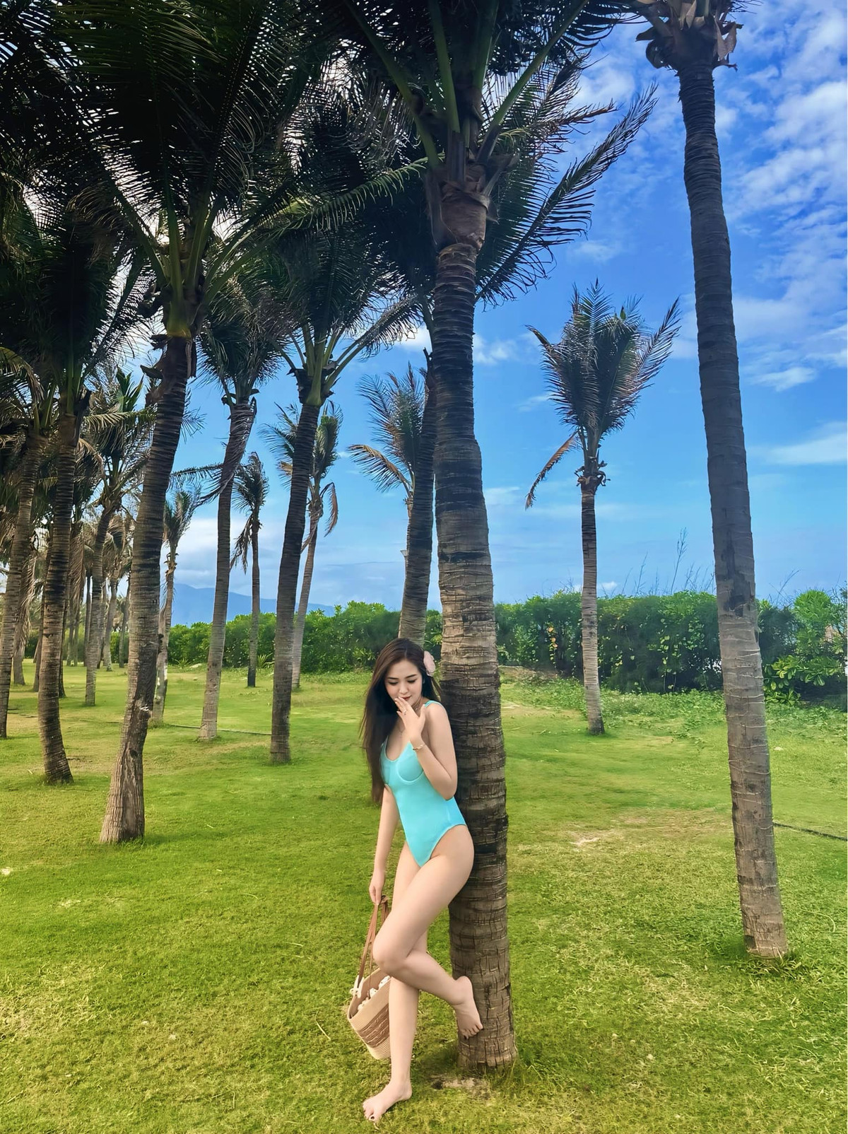 Điểm đặc biệt của bộ bikini này chính là thiết kế khoét hông cao, giúp Mai Hoa khoe trọn đôi chân dài miên man và vóc dáng thon gọn. Chi tiết này không chỉ làm tăng thêm vẻ quyến rũ mà còn khiến dáng người của Mai Hoa trở nên hoàn hảo và hút mắt.