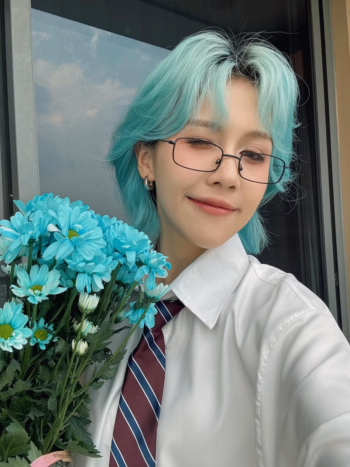 Không cần quá phô trương hay cầu kỳ, chỉ với trang phục bình dị và trái tim đầy yêu thương dành cho đất nước, Hậu Hoàng đã lan tỏa nguồn năng lượng tích cực, gợi nhắc thế hệ trẻ hôm nay về những giá trị lịch sử thiêng liêng cần được gìn giữ và trân trọng.