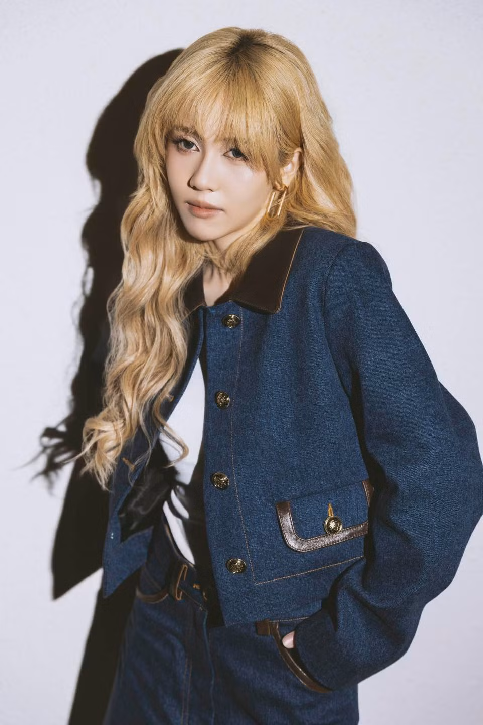 Trước đó, những clip "nhạc chế" với nội dung gần gũi đời thường của cô thu hút hàng triệu lượt xem, biến Hậu Hoàng trở thành một trong những YouTuber đình đám, được đông đảo bạn trẻ yêu thích.