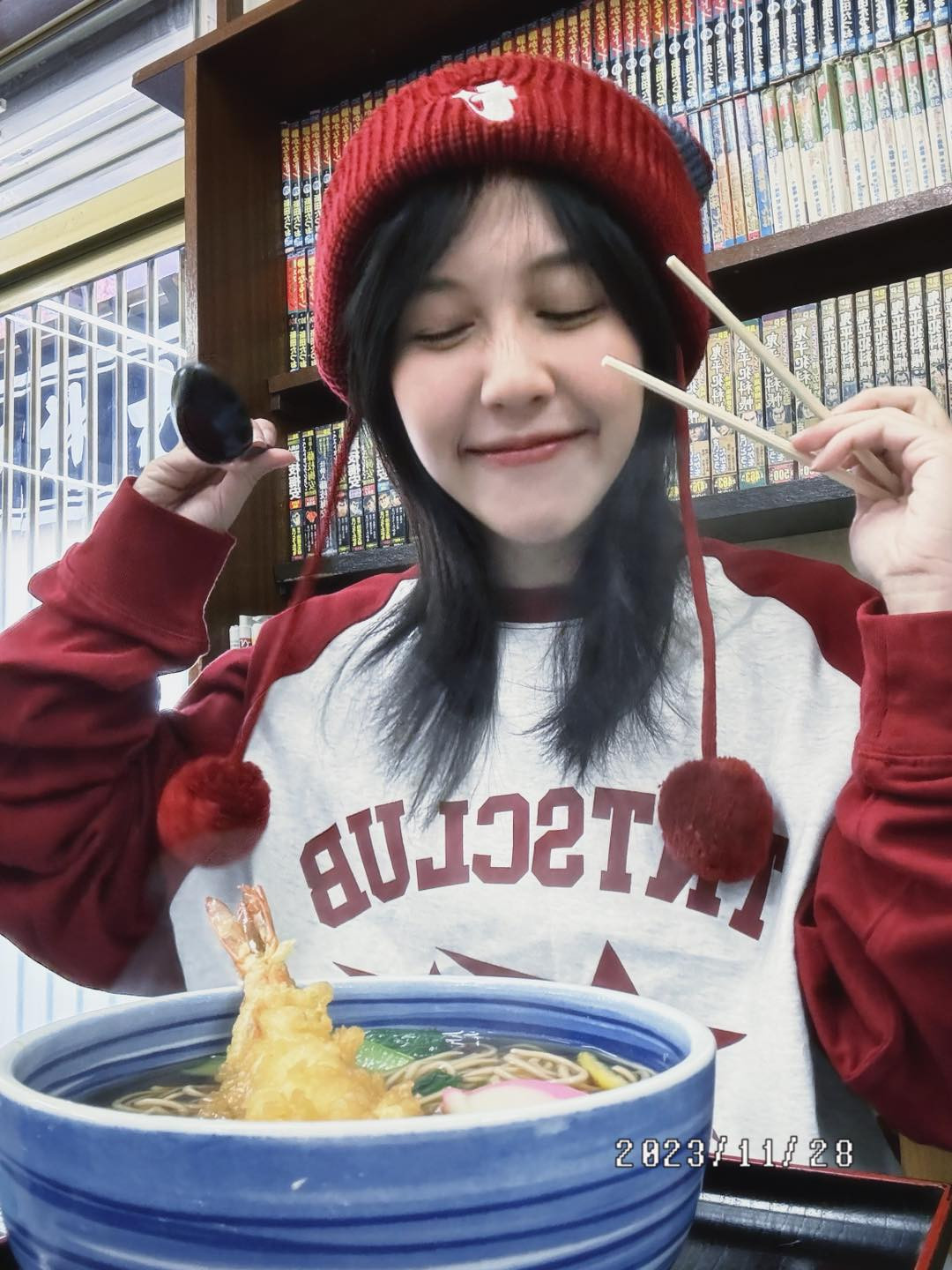 Không chỉ dừng lại ở mảng YouTube, Hậu Hoàng còn tham gia nhiều chương trình truyền hình nổi tiếng như Sao Nhập Ngũ, nơi cô càng ghi điểm bởi tính cách đáng yêu, thông minh và đầy nghị lực.