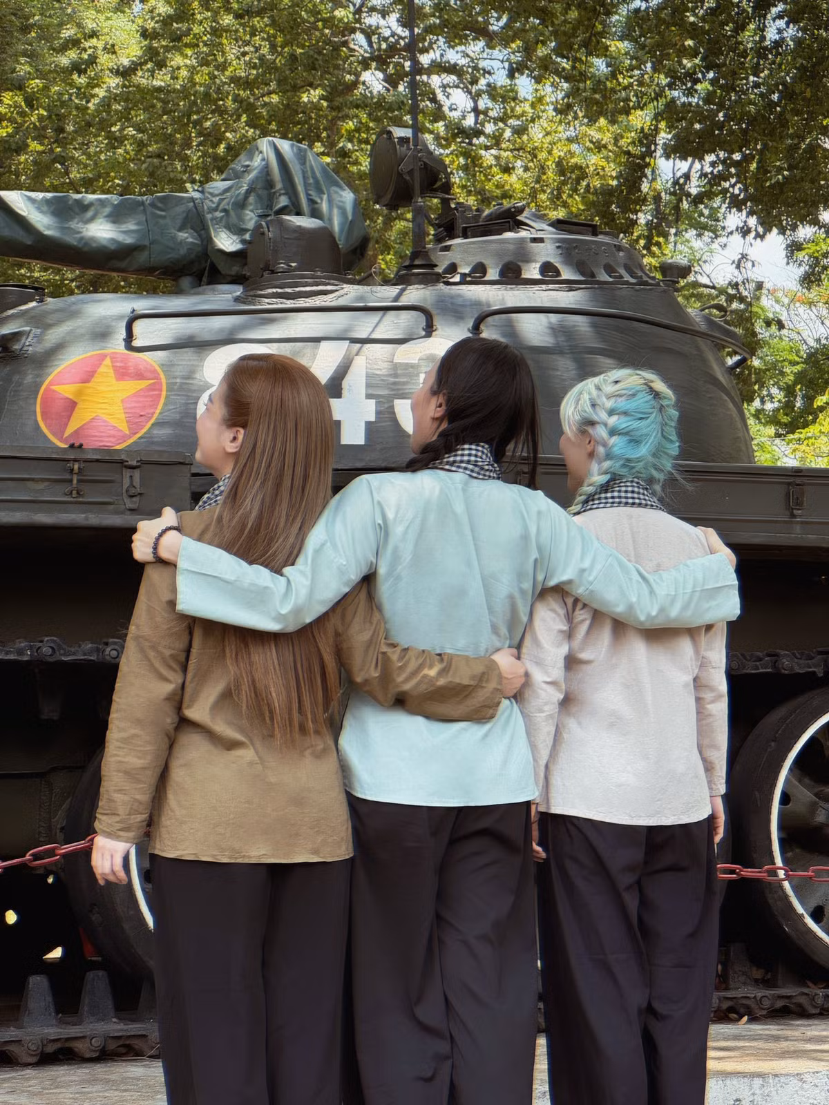 Bộ ảnh nhanh chóng nhận được sự hưởng ứng mạnh mẽ từ cư dân mạng. Nhiều người không tiếc lời khen ngợi sự dễ thương, tinh thần tự hào dân tộc mà Hậu Hoàng thể hiện, đồng thời bày tỏ sự cảm động trước lòng yêu nước giản dị nhưng chân thành của cô.