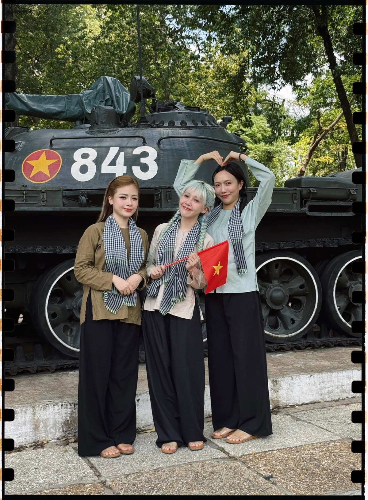 Cùng với Dương Hoàng Yến và Diệu Nhi, Hậu Hoàng mới đây đã mang đến một bộ ảnh giản dị nhưng tràn ngập tình yêu nước.