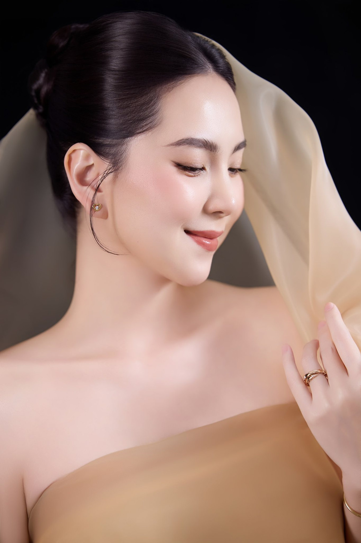 Trong bộ ảnh, Mai Ngọc diện trang phục nhẹ nhàng, khéo léo khoe bờ vai thanh mảnh và xương quai xanh nổi bật.