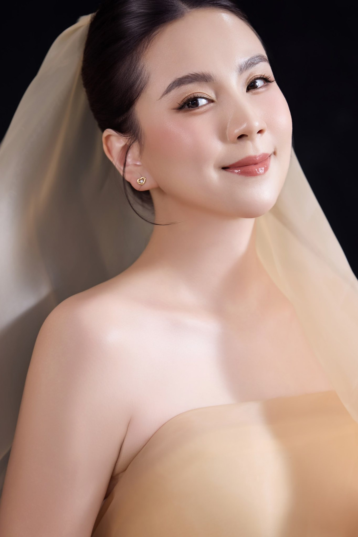 Điều đặc biệt, ngoài vòng 2 lớn hơn, gương mặt và thân hình của cô gần như không thay đổi so với trước khi mang thai. Nhiều cư dân mạng còn nhận xét rằng cô "tỏa sáng" hơn cả thời điểm chưa bầu bí.