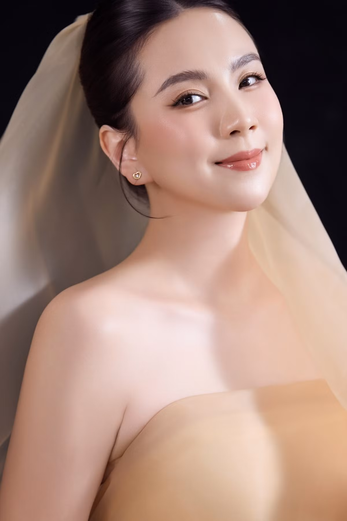 Điều đặc biệt, ngoài vòng 2 lớn hơn, gương mặt và thân hình của cô gần như không thay đổi so với trước khi mang thai. Nhiều cư dân mạng còn nhận xét rằng cô "tỏa sáng" hơn cả thời điểm chưa bầu bí.