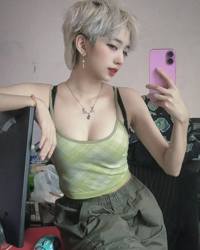 Với lối trang điểm sắc sảo và gu thời trang cá tính mà gợi cảm, Mercury vẫn khiến fan "xỉu up xỉu down" mỗi lần xuất hiện.