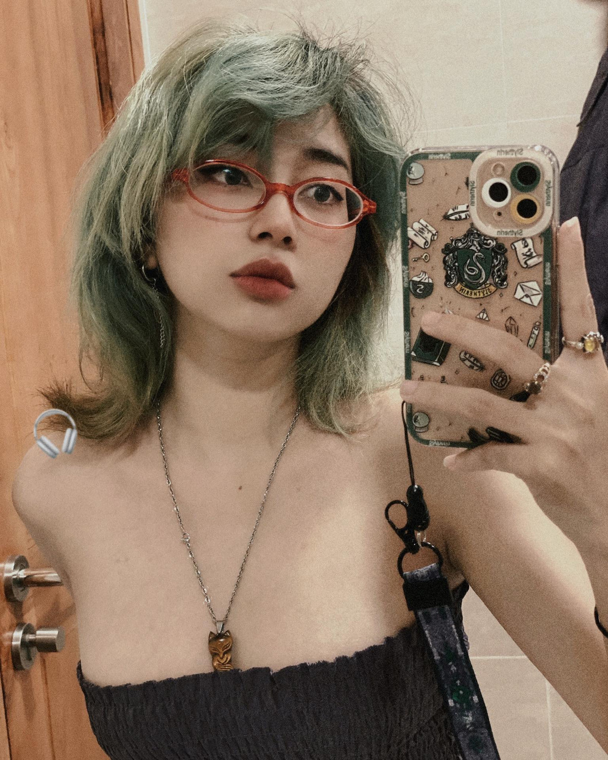 Cô là một trong những nữ trọng tài hiếm hoi đại diện cho phái đẹp trong giải đấu VCS, vừa mang tới hình ảnh năng động, quyến rũ, vừa cho thấy tài năng điều khiển trận đấu với sự chính xác cao.