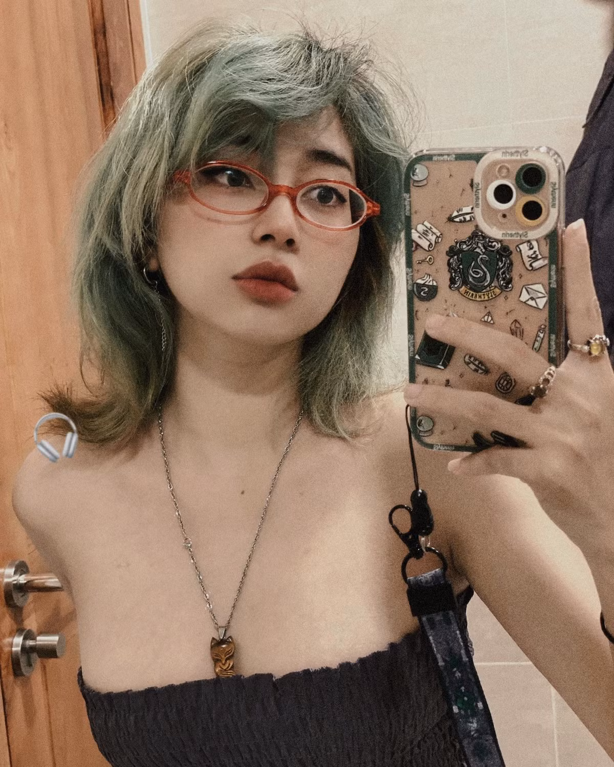 Cô là một trong những nữ trọng tài hiếm hoi đại diện cho phái đẹp trong giải đấu VCS, vừa mang tới hình ảnh năng động, quyến rũ, vừa cho thấy tài năng điều khiển trận đấu với sự chính xác cao.