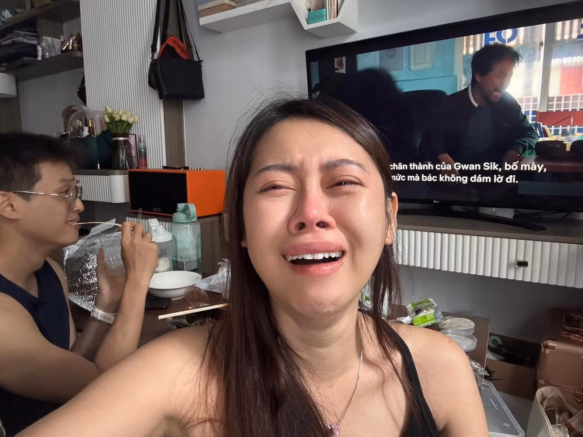 Tuy nhiên, mặc dù là nạn nhân, nhưng thay vì đón nhận sự cố, hậu quả với thái độ không vui, cay cú tiêu cực thì nhiều người, nhất là gen Z với phong cách thoải mái và lạc quan của mình đã “bẻ lái” chấp nhận một cách nhẹ nhàng, vui vẻ.