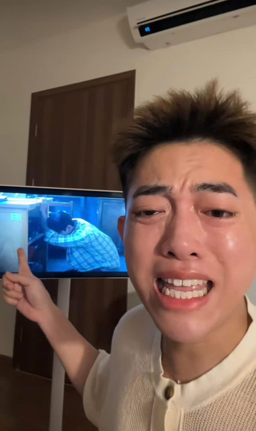 Cũng với trend này, nhiều người đã đăng tải cùng một dòng trạng thái đu trend: "Chúng tôi là nạn nhân của Khi cuộc đời cho bạn quả quýt", kèm theo là hình ảnh khóc lóc cảm xúc khiến nhiều người cảm thấy khó hiểu.