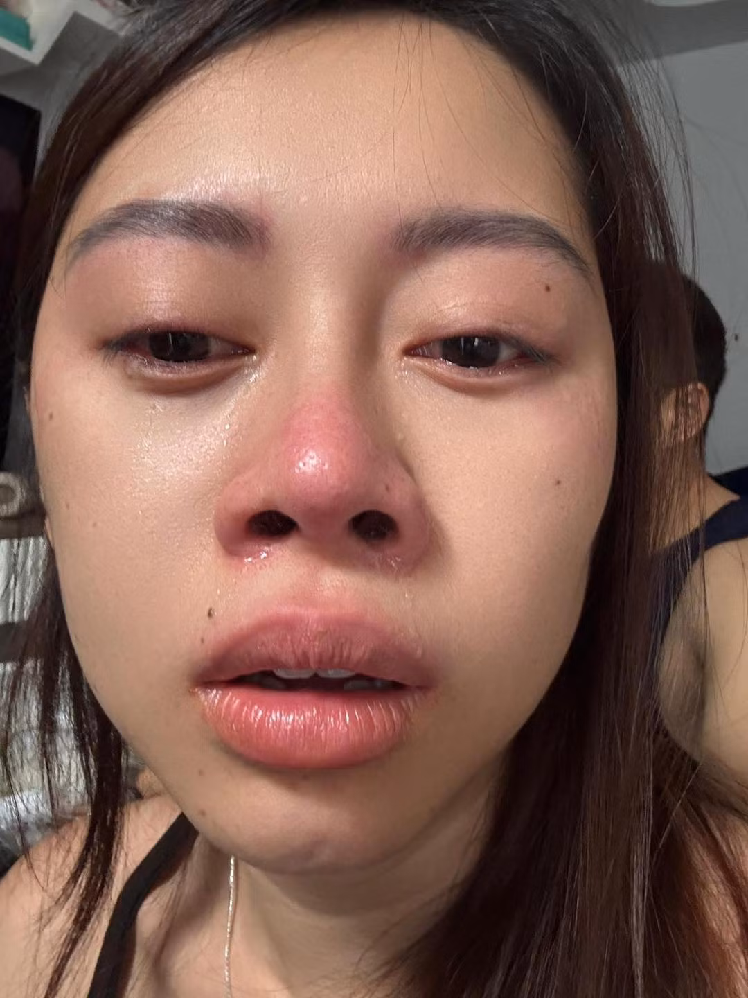 Gần đây, cụm từ “Tôi/mình là nạn nhân của…” đang trở thành một trend hot trên mạng xã hội. Dân mạng dùng cụm từ này để nói về bản thân chẳng may bị nạn, hoặc phải chịu hậu quả do một người hay một tình huống, một điều gì đó gây ra.