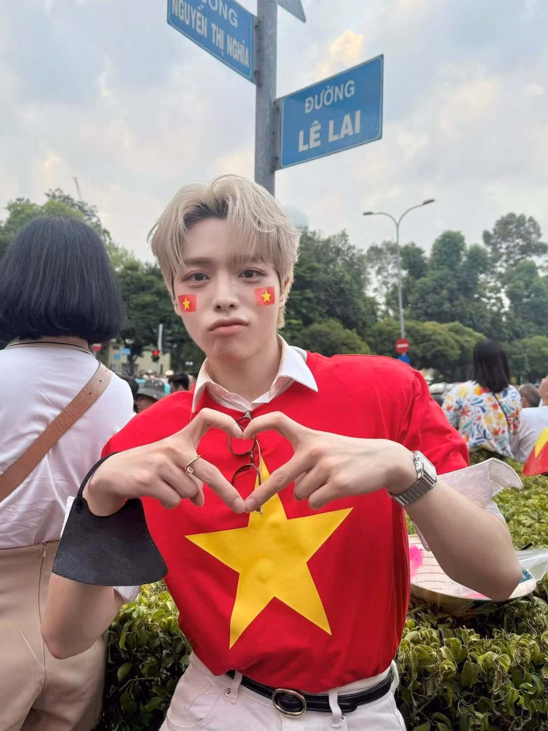 Ca sĩ Đức Phúc đã có mặt từ sớm xếp hàng để có được vị trí đẹp nhất theo dõi lễ 30/4