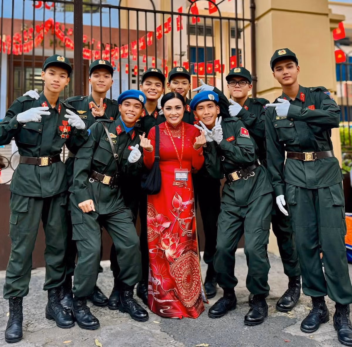 Ca sĩ Phương Thanh chụp ảnh kỉ niệm cùng các chiến sĩ trong đội ngũ diễu binh, diễu hành.