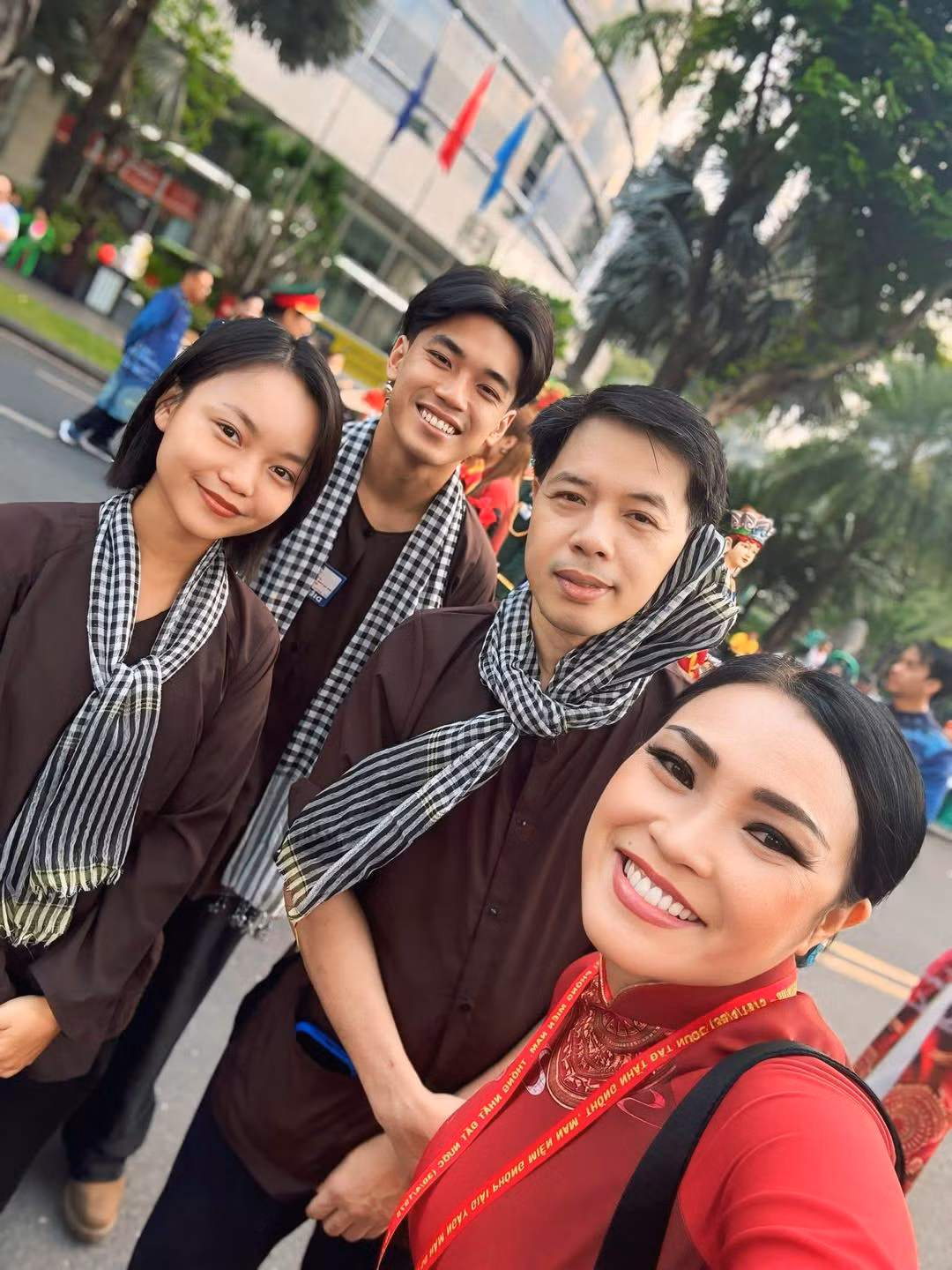 Nhiều nghệ sĩ chia sẻ cảm xúc xúc động khi được khoác lên mình những bộ trang phục truyền thống, hòa mình cùng dòng người bước đi trên đại lộ Lê Duẩn lịch sử.